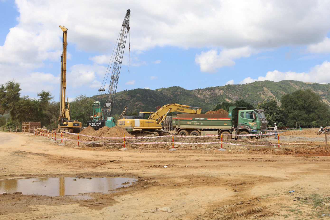 Máy móc thi công trên công trường cao tốc Nha Trang - Cam Lâm