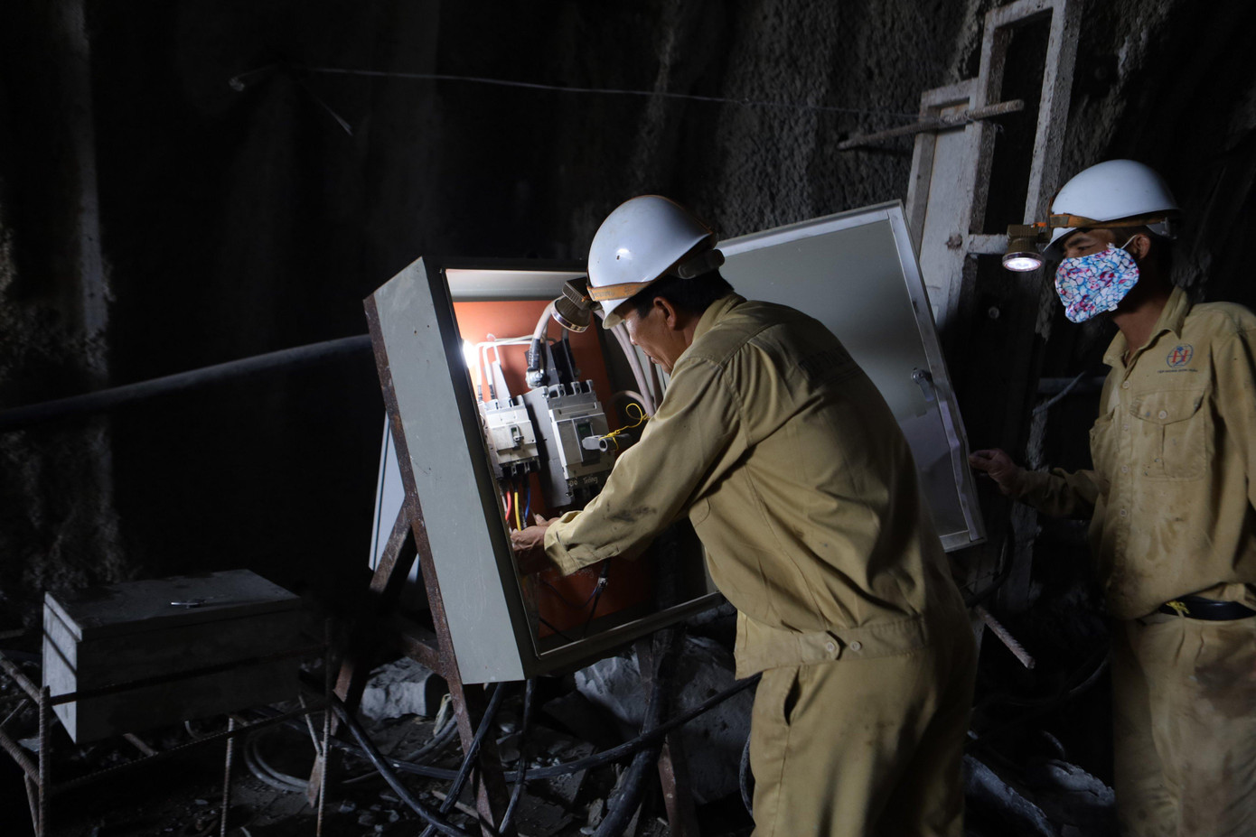 Công nhân thi công 3 ca liên tục trên tuyến cao tốc Nha Trang - Cam Lâm