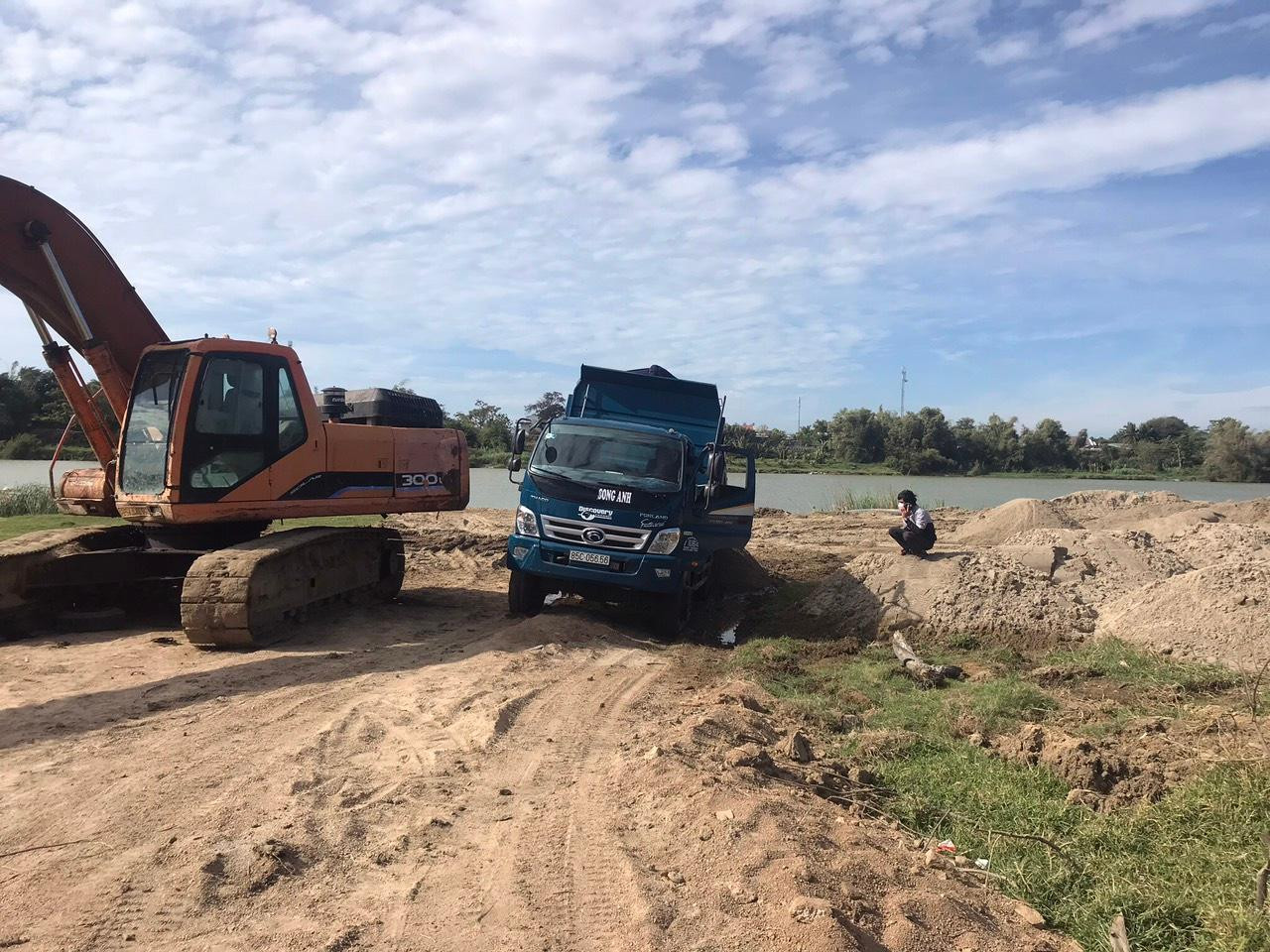 Dù chưa được phê duyệt, Công ty Bình Minh vẫn đưa máy móc vào khai thác cát. Ảnh L.H