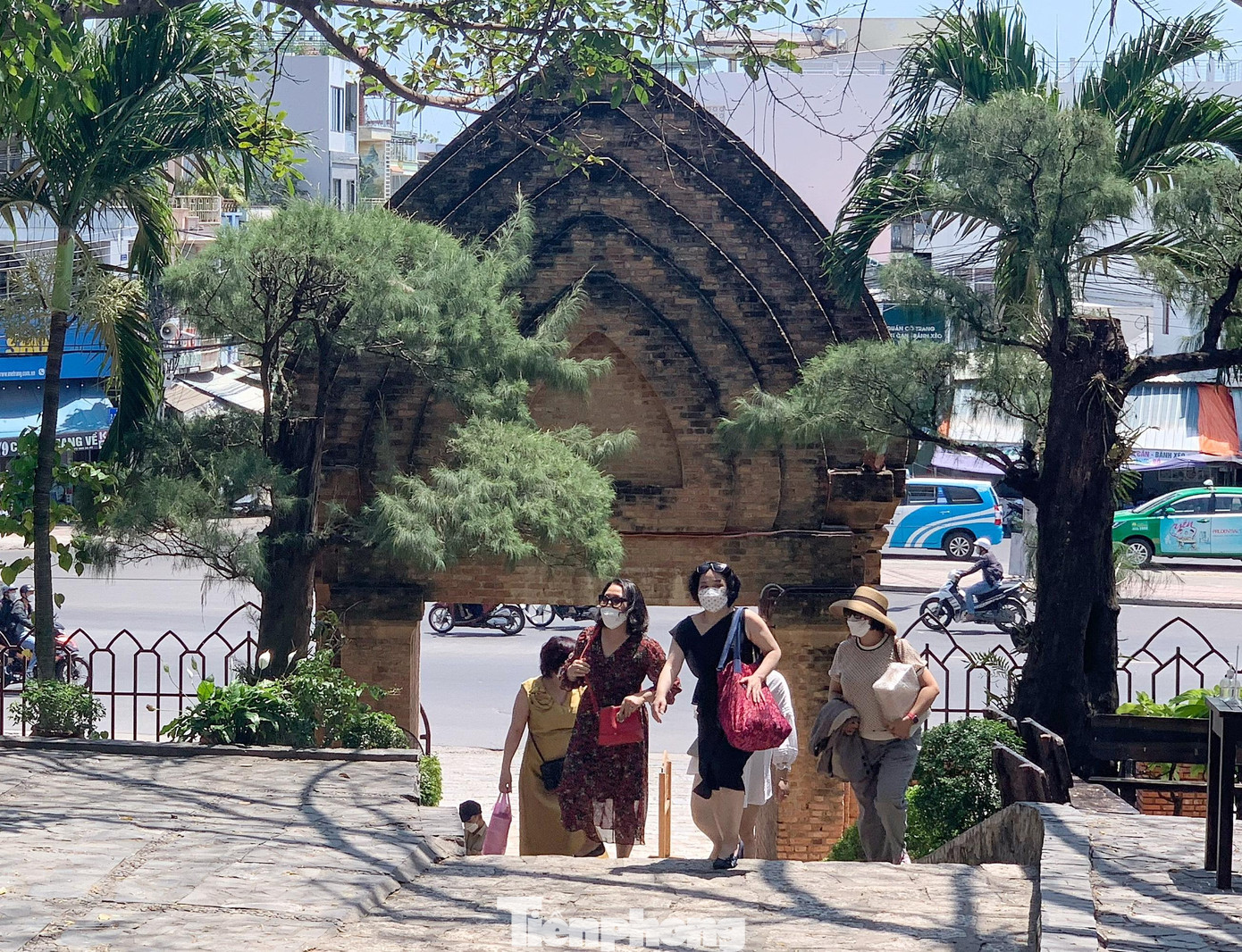 Các địa điểm thường xuyên có khách quốc tế lui tới như danh thắng Hòn Chồng, Tháp Bà Ponagar chỉ có khách nội địa trong những ngày đầu mở cửa du lịch.