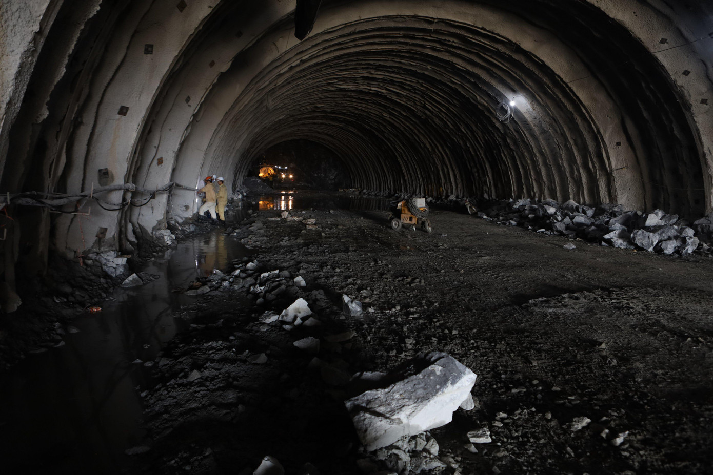 Công nhân điều khiển máy móc thi công hầm Dốc Sạn