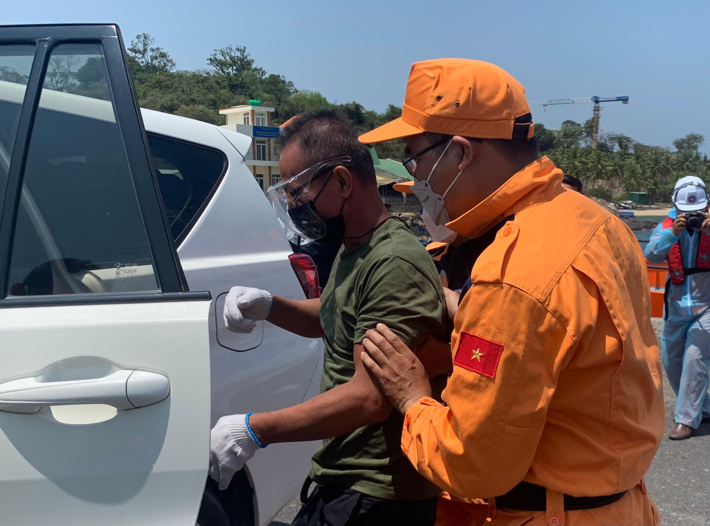 Đưa thuyền viên người Philippines bị nạn đi cấp cứu. Ảnh T.H