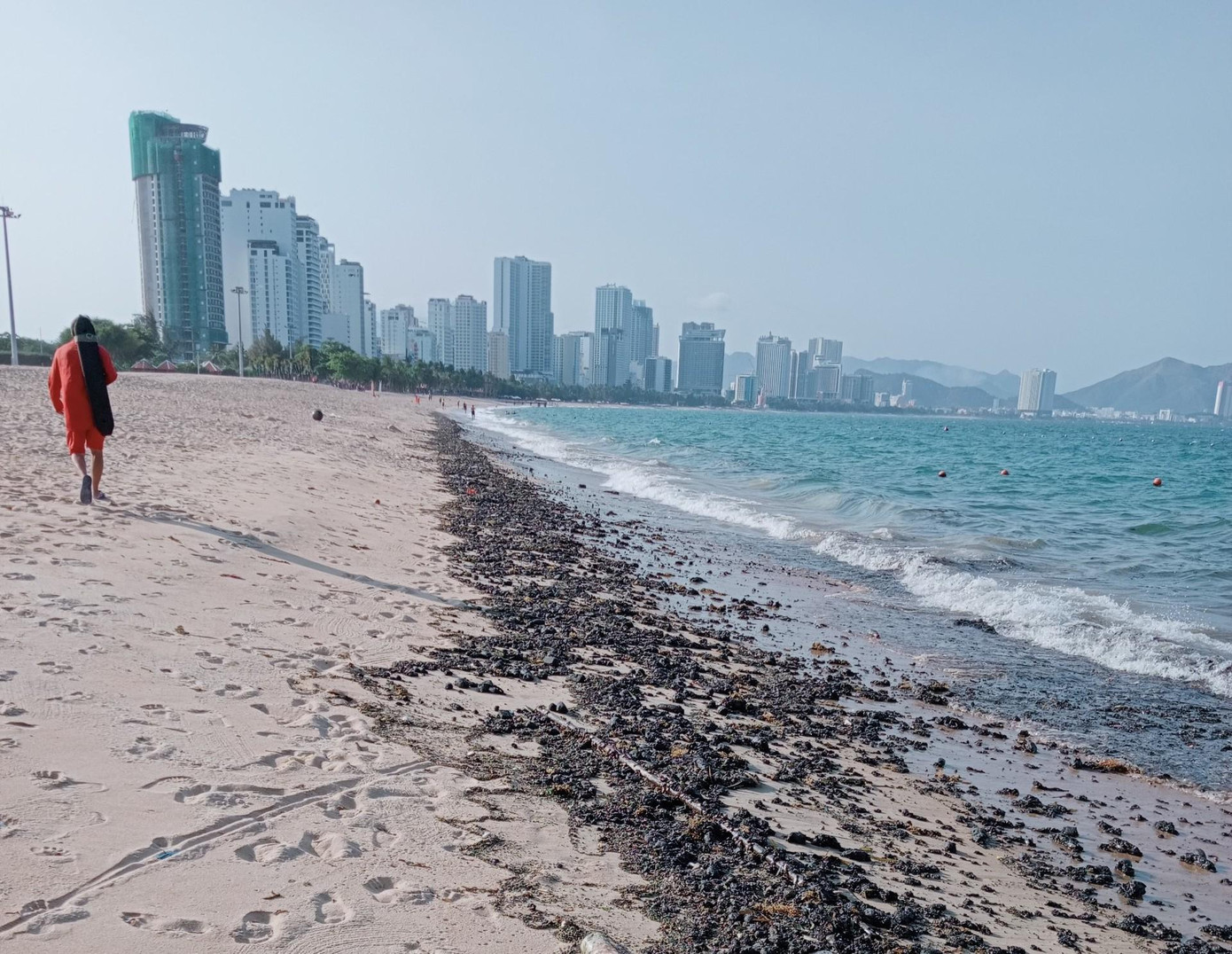 Dầu vón cục xuất hiện tại khu vực bãi biển Nha Trang. Ảnh L.H Dầu vón cục xuất hiện tại khu vực bãi biển Nha Trang. Ảnh L.H