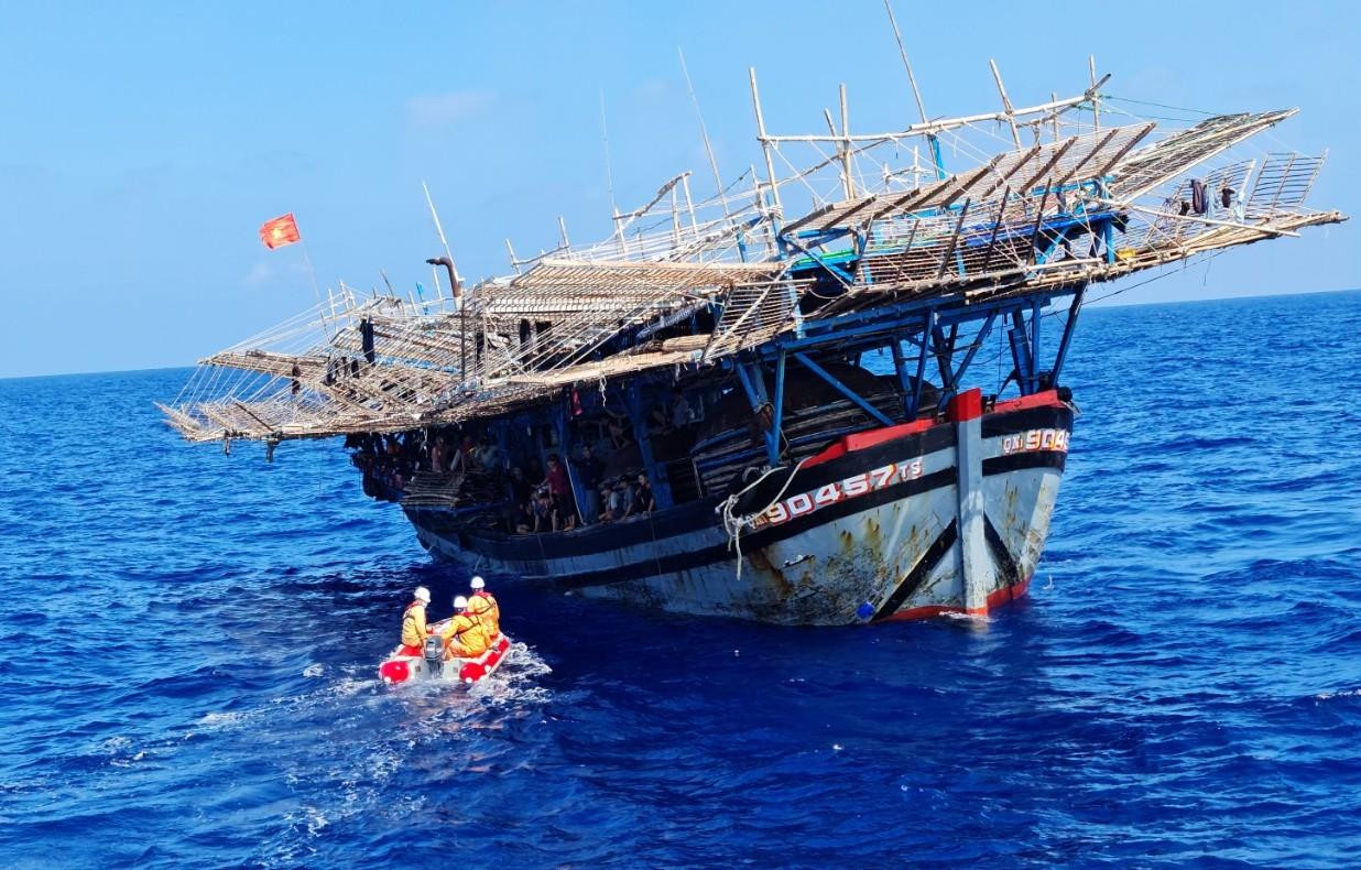 Lực lượng cứu hộ tiếp cận tàu Quảng Ngãi bị nạn trên biển Khánh Hoà Lực lượng cứu hộ tiếp cận tàu Quảng Ngãi bị nạn trên biển Khánh Hoà