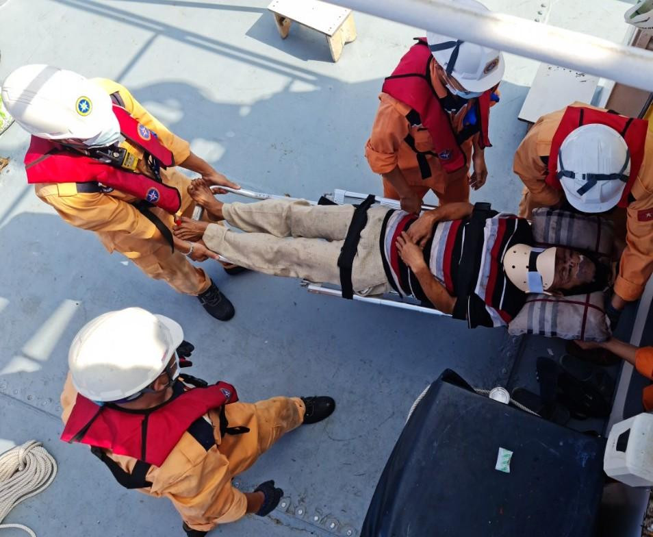 Lực lượng cứu hộ đưa ngư dân Quảng Nam bị nạn lên tàu cấp cứu. Lực lượng cứu hộ đưa ngư dân Quảng Nam bị nạn lên tàu cấp cứu.