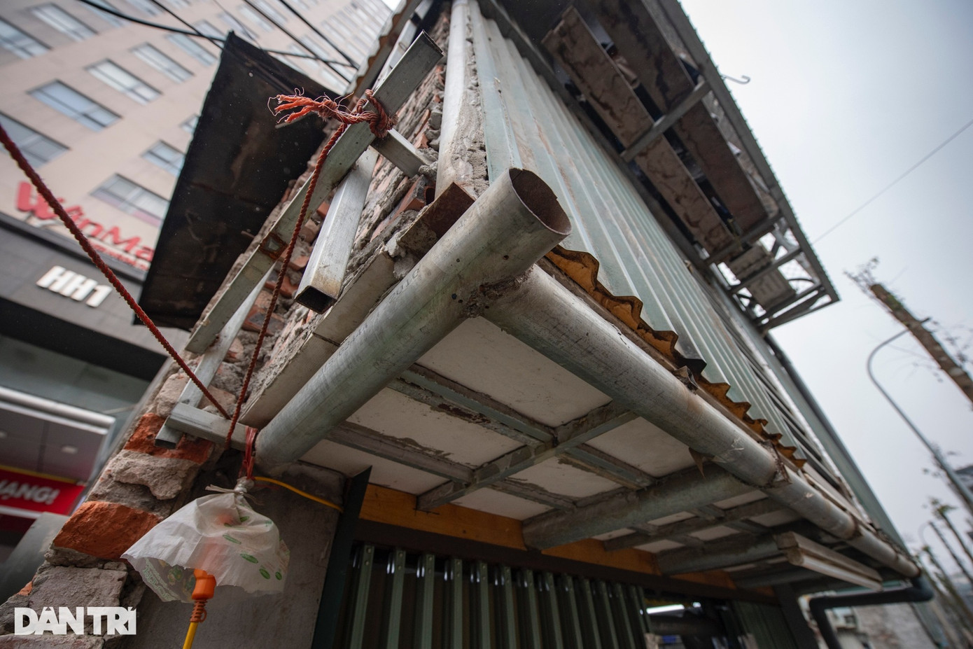 Sau khi có phương án thu hồi diện tích đất 54m2 để mở rộng ngõ 102 đường Trường Chinh, năm 2021 UBND quận Đống Đa có phương án bồi thường, hỗ trợ và tái định cư cho gia đình. Theo đó, gia đình ông được hỗ trợ 1 căn hộ tái định cư với giá hơn 1,2 tỷ đồng. Sau khi trừ đi số tiền 68 triệu đồng được hỗ trợ, bồi thường ông Kỳ phải nộp thêm hơn 1 tỷ 150 triệu đồng để nhận căn hộ tái định cư trên. Do số tiền bỏ ra quá lớn, ngoài khả năng nên ông không chấp thuận nhận nhà tái định cư. Ông Kỳ cho rằng số tiền đền bù 68 triệu đồng là quá thấp, không đúng với giá thực tế nên chưa nhận. Sau đó, ông đã có đơn khiếu nại gửi Tòa án nhân dân TP Hà Nội đòi quyền và lợi ích cho gia đình.