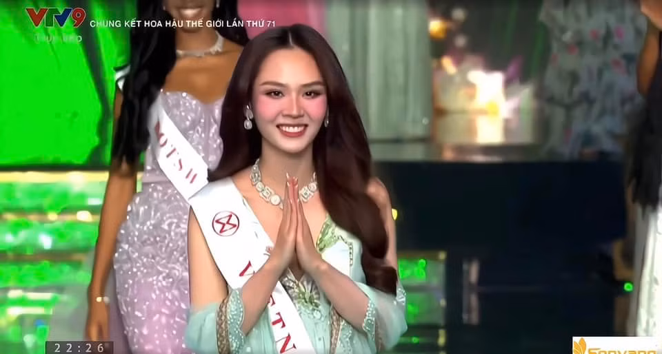 Mai Phương thiếu may mắn khi không được gọi tên vào top 12. Cuộc thi năm nay chọn top theo châu lục. Trong top 12 có 2 đại diện của mỗi châu lục được xướng tên. Với format này, khán giả cho rằng Mai Phương sẽ khó để cạnh tranh một suất vào top khi khu vực châu Á có nhiều đối thủ mạnh. Ngay cả những ứng viên sáng giá như Thổ Nhĩ Kỳ, Indonesia cũng không thể tiến vào top 12. Thậm chí trước đó, những thí sinh được đánh giá cao như Philippines, Thái Lan còn không được gọi tên vào top 40.
