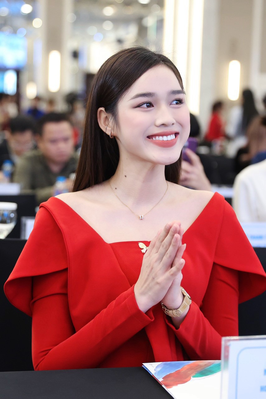 Hoa hậu Việt Nam 2020 trang điểm nhẹ nhàng, thanh lịch.