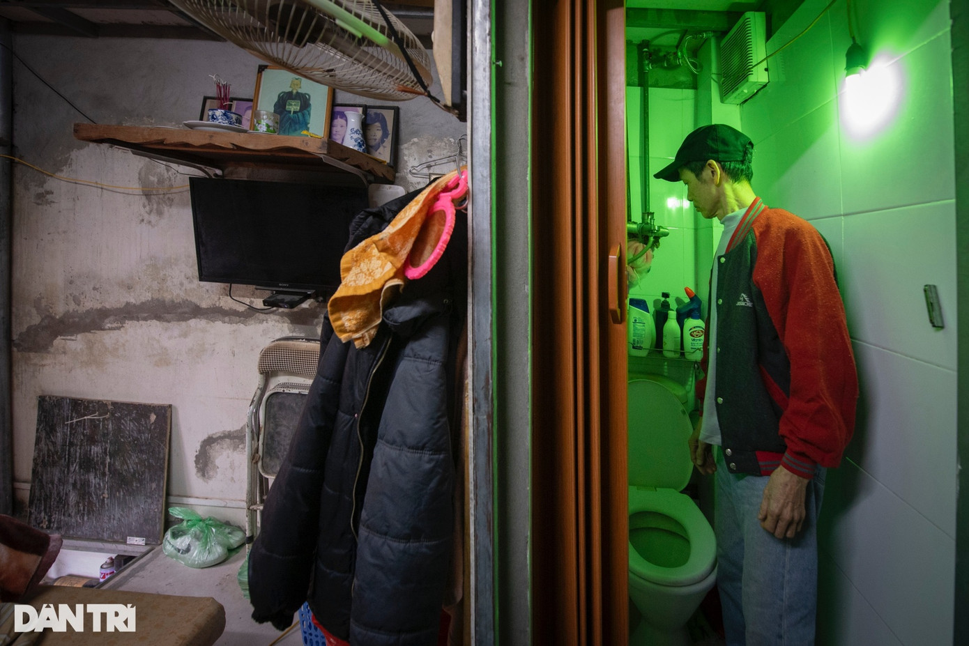 Tại tầng hai có một phòng vệ sinh ở góc, chỉ vừa 1 người đứng, tắm giặt...