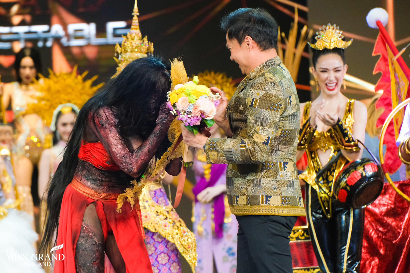 Việc trang phục này được trao giải nhất gây nhiều ý kiến tranh cãi trên các diễn đàn sắc đẹp. Nhiều người ngạc nhiên về ý tưởng táo bạo của thiết kế, tuy nhiên yếu tố rùng rợn được cho là không phù hợp với một cuộc thi nhan sắc.