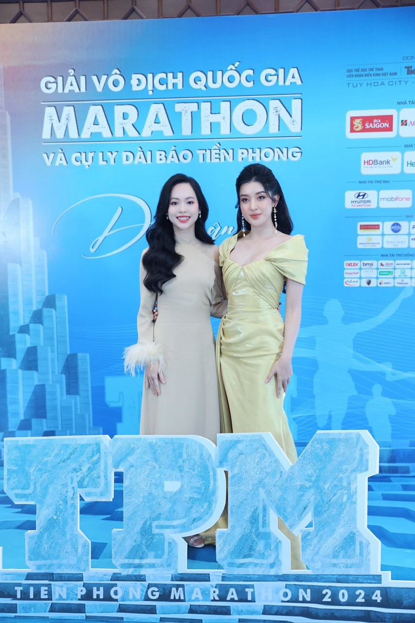 Sáng 12/3, các hoa hậu, á hậu và người đẹp tới tham dự buổi họp báo giới thiệu về Giải Vô địch Quốc gia Marathon và cự ly dài báo Tiền Phong lần thứ 65 - năm 2024. Á hậu Huyền My và Á hậu Trịnh Thùy Linh hội ngộ trên thảm đỏ. Hai người đẹp cùng chọn tông màu vàng nền nã, thanh lịch.