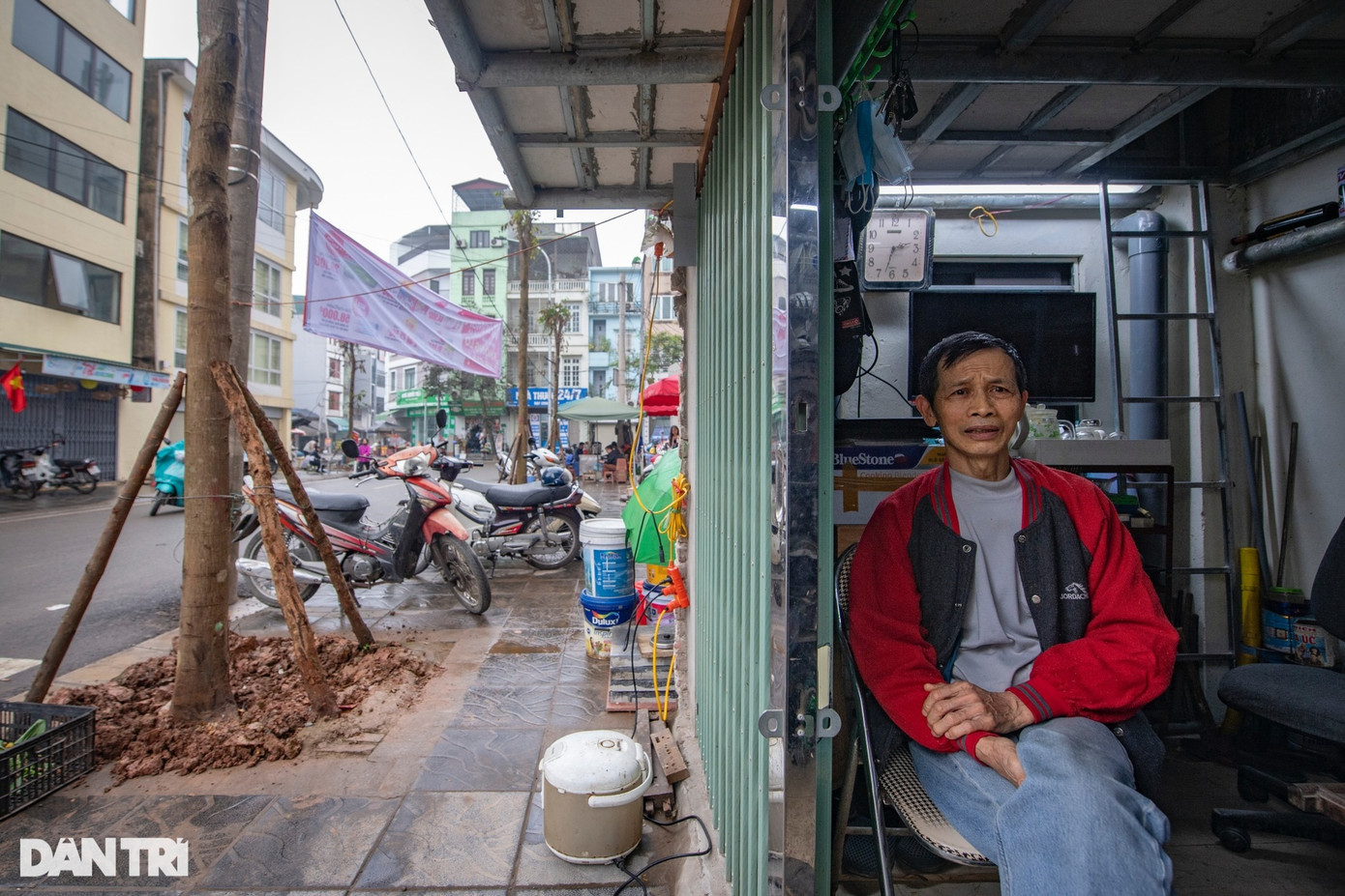 Lãnh đạo UBND phường Phương Mai cho biết, quá trình mở rộng ngõ 102 Trường Chinh đã thu hồi 54m2 đất mà gia đình ông Kỳ sử dụng và có hỗ trợ hơn 68 triệu đồng nhưng ông Kỳ chưa nhận. Vị lãnh đạo địa phương cũng cho rằng phần diện tích đất còn lại không phải nằm trên vỉa hè mà là nằm hoàn toàn trên diện tích đất của tòa chung cư ở ngõ 102 Trường Chinh, ông mong muốn chủ đầu tư tòa chung cư và ông Kỳ sớm tìm được tiếng nói chung về phần diện tích đất còn lại, có phương án đền bù, hỗ trợ thích hợp. Theo quyết định số 3979 ngày 6/12/2021 của UBND quận Đống Đa (Hà Nội) về việc thu hồi 54m2 đất của gia đình ông Nguyễn Ngọc Kỳ, lý do thu hồi để thực hiện dự án xây dựng mở rộng tuyến đường Lương Định Của ra đường Trường Chinh.