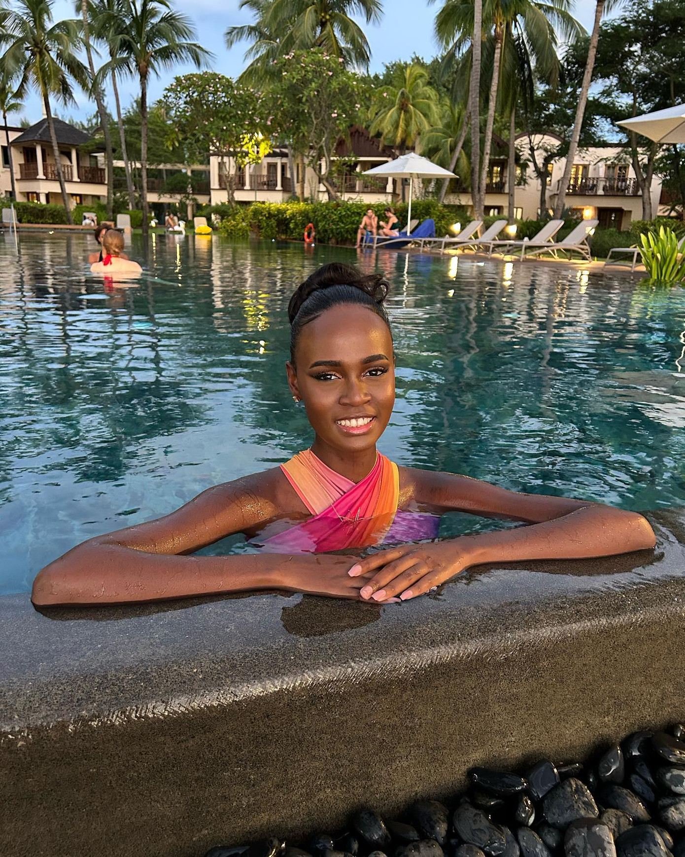 Người đẹp Martinique - Axelle René khoe dáng dưới bể bơi. Cô chiến thắng ở phần thi Top Model, vào top 40 chung cuộc.