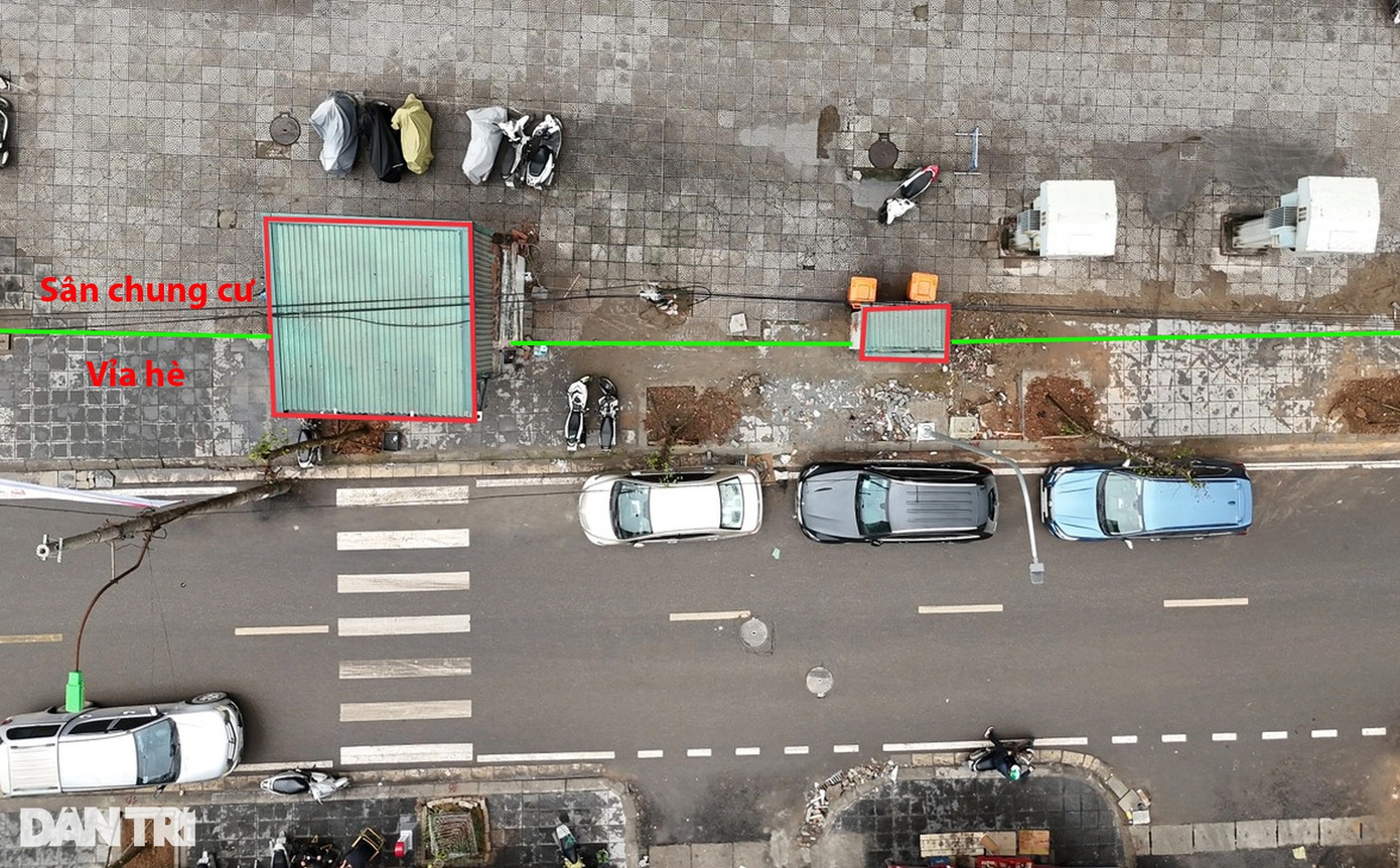 Trong ảnh là "2 mẩu" nhà còn sót lại sau giải tỏa của ông Kỳ. Diện tích miếng đất lớn khoảng 8m2 từ ngôi nhà chính, miếng nhỏ chỉ còn vỏn vẹn 1,2m2 còn lại từ công trình vệ sinh cũ nằm độc lập với căn nhà. Vào năm 2004, UBND TP Hà Nội phê duyệt dự án mở rộng ngõ 102 Trường Chinh để thuận tiện cho việc di chuyển từ đường Lương Định Của ra đường Trường Chinh. Sau nhiều năm chậm tiến độ vì vướng mắc trong giải phóng mặt bằng, đến năm 2023, dự án mới hoàn thành.