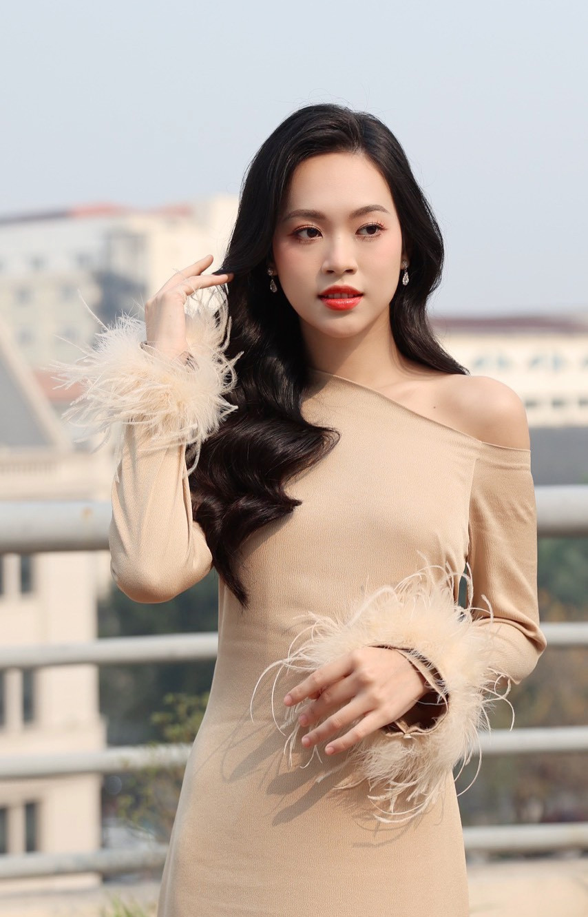 Á hậu Trịnh Thùy Linh dự sự kiện với trang phục nền nã. Cô đồng hành cùng nhiều sự kiện từ thiện, xã hội, thể thao của báo Tiền Phong.