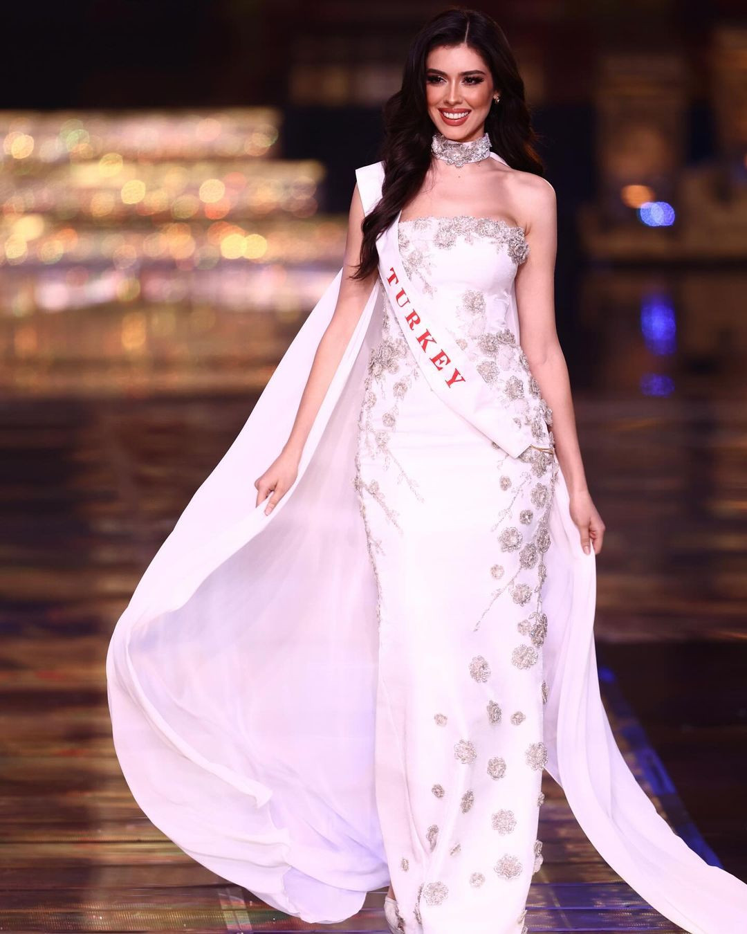 Trong chung kết Hoa hậu Thế giới 2024 hôm 9/3, người đẹp Thổ Nhĩ Kỳ - Nursena Say chỉ dừng chân ở top 40 khiến nhiều người bất ngờ và tiếc nuối.