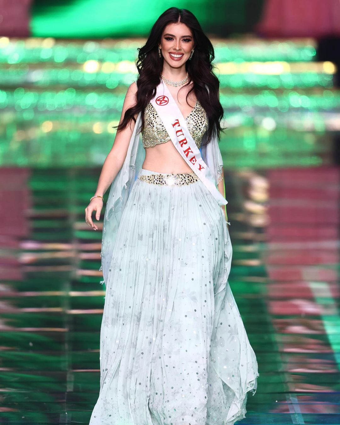 Trong chung kết Hoa hậu Thế giới 2024 hôm 9/3, người đẹp Thổ Nhĩ Kỳ - Nursena Say chỉ dừng chân ở top 40 khiến nhiều người bất ngờ và tiếc nuối.