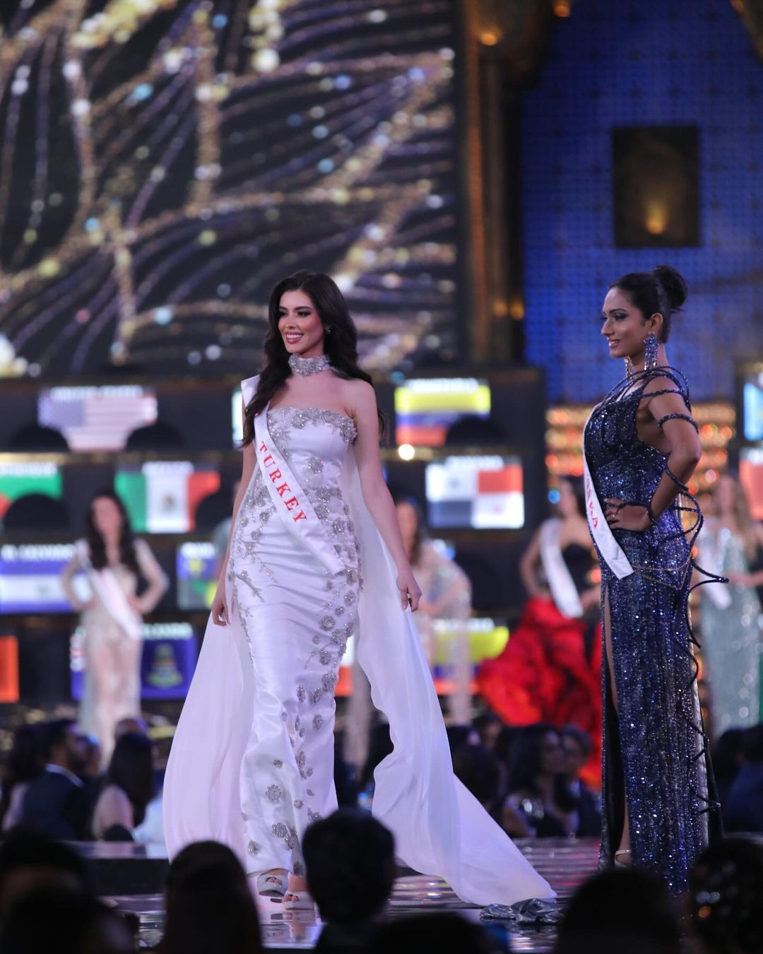 Trước đó, Nursena Say được khán giả và các diễn đàn sắc đẹp đánh giá là ứng viên tiềm năng cho vương miện Hoa hậu Thế giới lần thứ 71. Không chỉ có gương mặt xinh đẹp, hình thể quyến rũ, Nursena Say còn được đánh giá cao với những dự án từ thiện, xã hội.