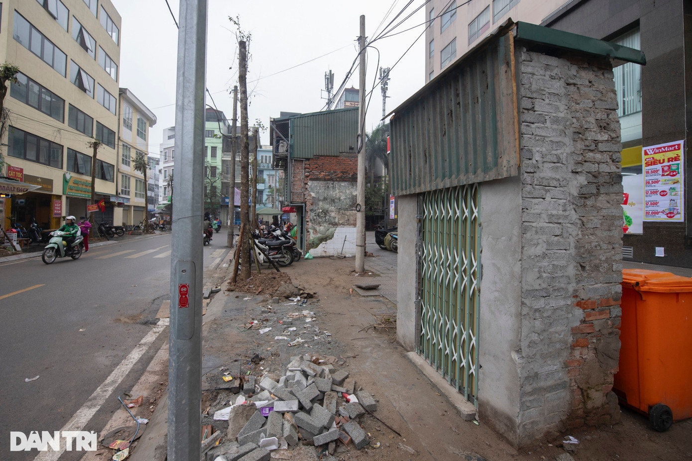 Ông Kỳ cho biết, trước đây tổng diện tích đất mà gia đình sử dụng hơn 63m2, nhưng sau đó chính quyền địa phương thu hồi 54m2 để mở rộng ngõ 102 Trường Chinh. "Nhà tôi có 3 bố con, trước đây sinh hoạt trong căn nhà cấp bốn nhưng từ tháng 7/2023, căn nhà chỉ còn lại 9,2m2 do bị thu hồi để mở rộng đường. Do căn nhà chật hẹp, con gái thứ hai phải thuê trọ ở ngoài", ông Kỳ chia sẻ.