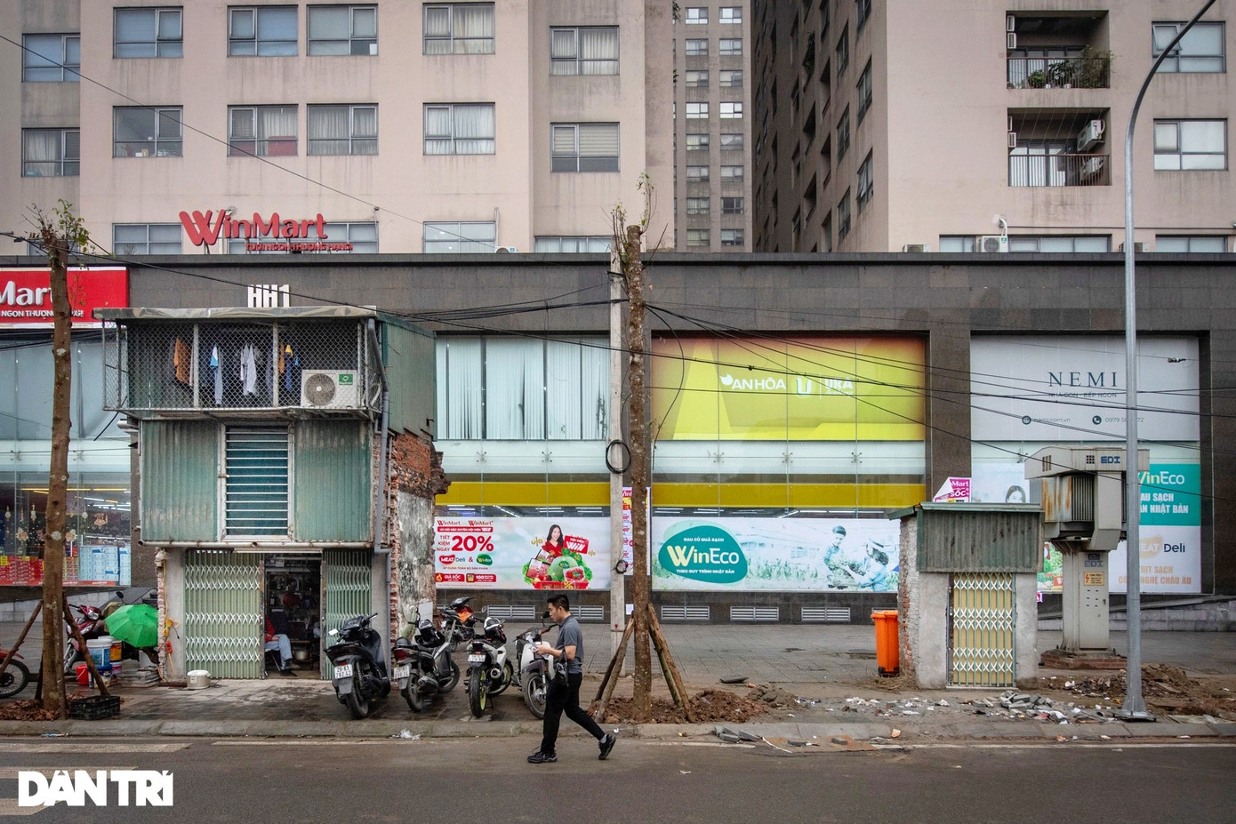 Thời gian qua, nhiều người khi đi qua khu vực ngõ 102 Trường Chinh (phường Phương Mai, quận Đống Đa, Hà Nội) hết sức tò mò trước 2 căn nhà siêu mỏng nằm án ngữ trước tòa chung cư M.C. HH1. Theo tìm hiểu của phóng viên Dân trí, hiện bố con ông Nguyễn Ngọc Kỳ (69 tuổi) sinh sống tại căn nhà trên.