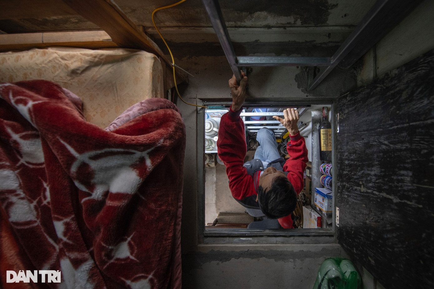 Lối lên tầng hai là nơi bố con ông Kỳ ngủ, nghỉ rộng khoảng 40cm, cầu thang thẳng đứng nên mỗi lần di chuyển gặp nhiều khó khăn.