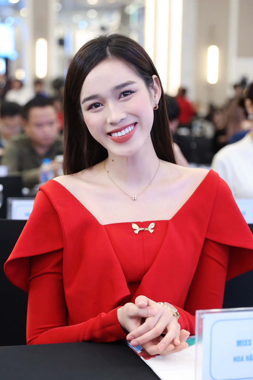 Hoa hậu Việt Nam 2020 trang điểm nhẹ nhàng, thanh lịch.