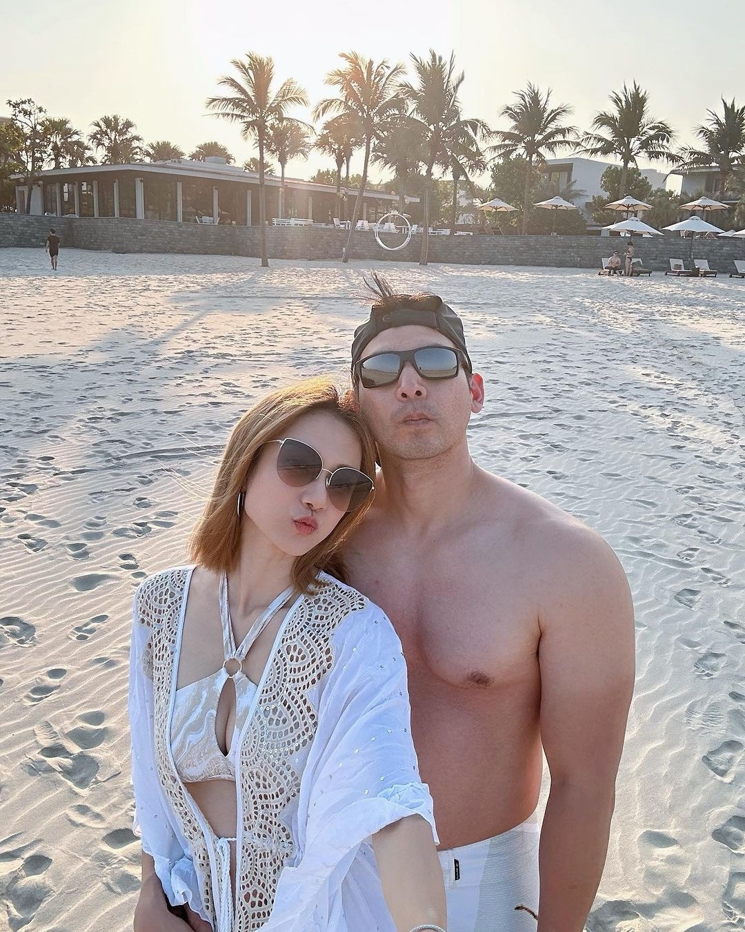 Vương Quân Hinh và chồng trên bãi biển Đà Nẵng. Vương Quân Hinh và chồng trên bãi biển Đà Nẵng.