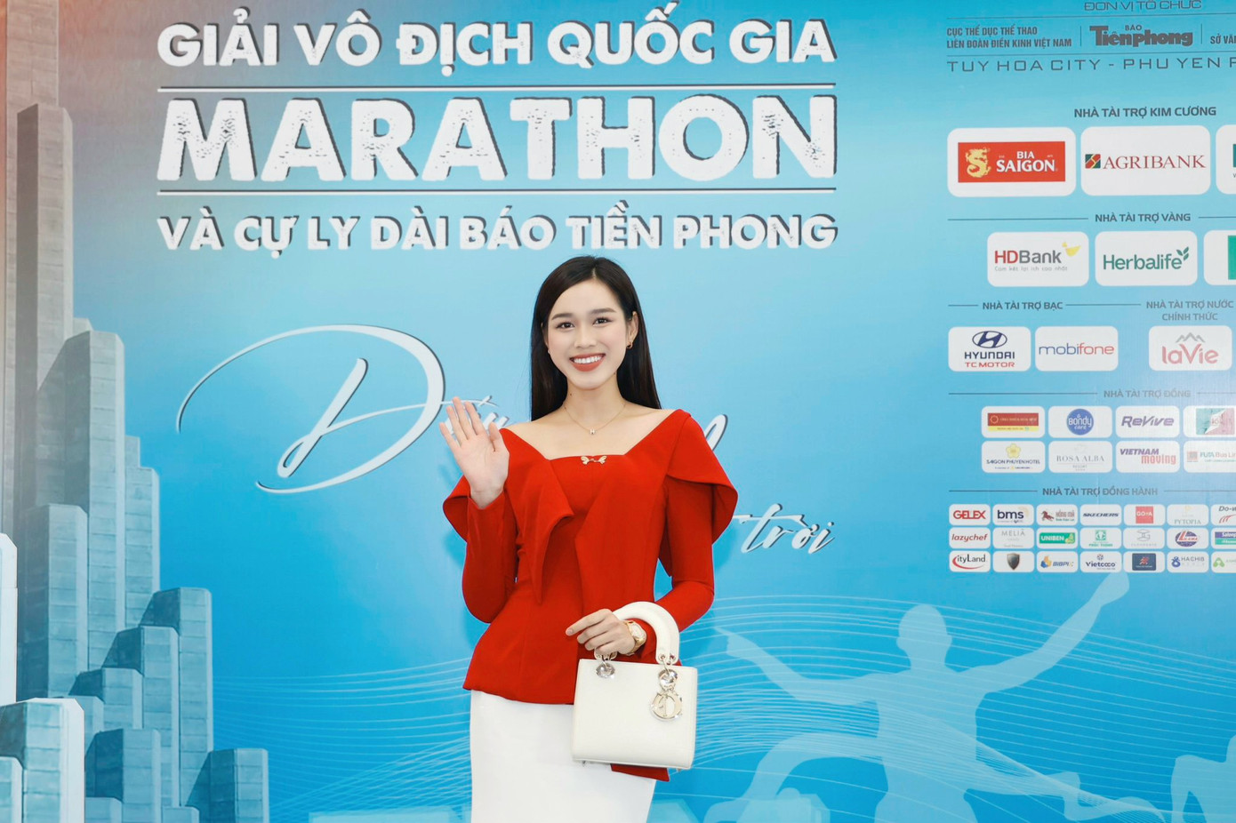 Hoa hậu Đỗ Thị Hà diện trang phục thanh lịch khi tới dự họp báo.