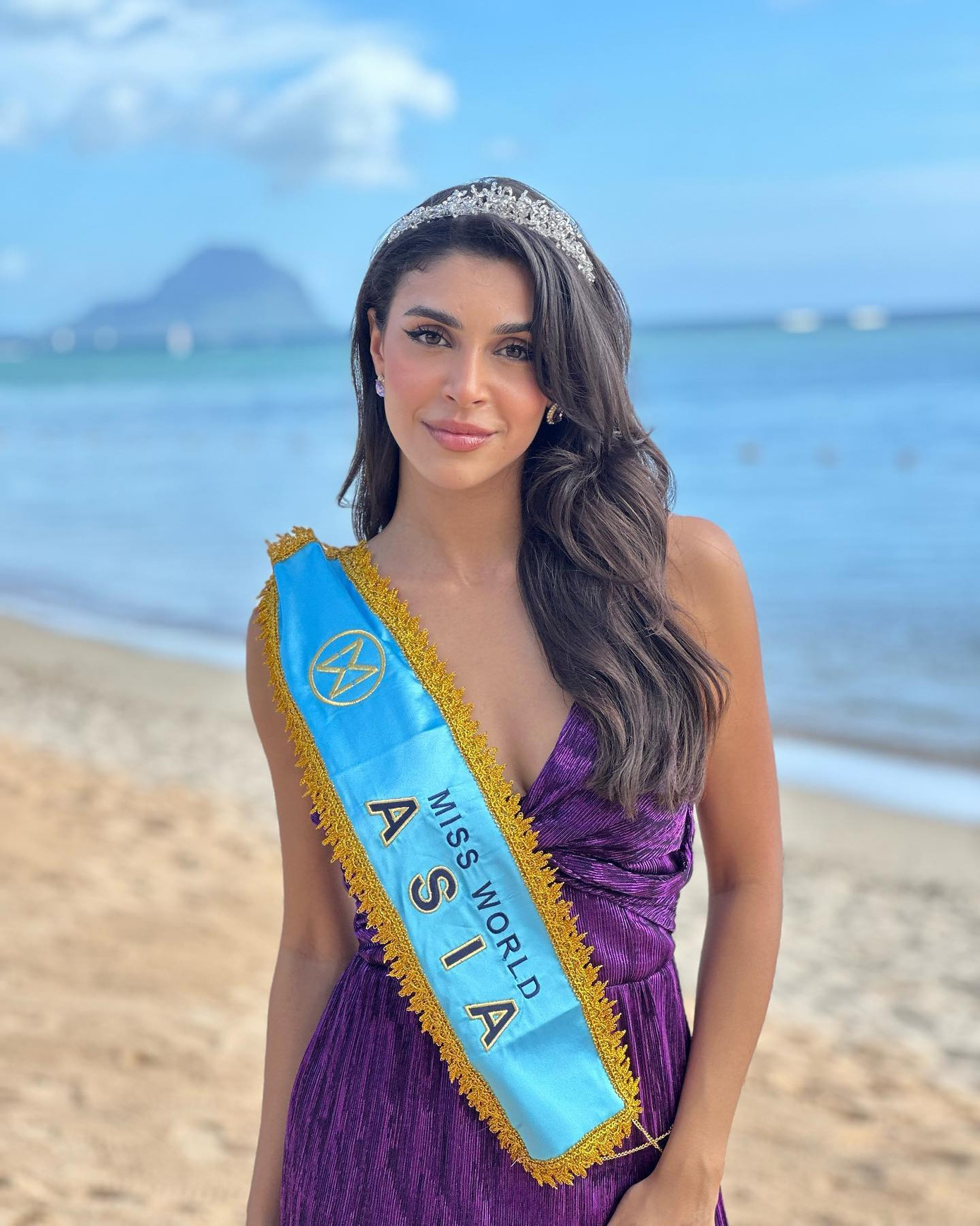 Á hậu 1 - Yasmina Zaytoun - cũng tham gia chuyến đi. Cô mặc váy tím quyến rũ khi đi dạo bãi biển. Người đẹp Lebanon giành danh hiệu Hoa hậu Thế giới khu vực châu Á - Thái Bình Dương. Dù chỉ cao 1,67 m nhưng Yasmina Zaytoun có nhan sắc ngọt ngào và khả năng ứng xử ấn tượng.