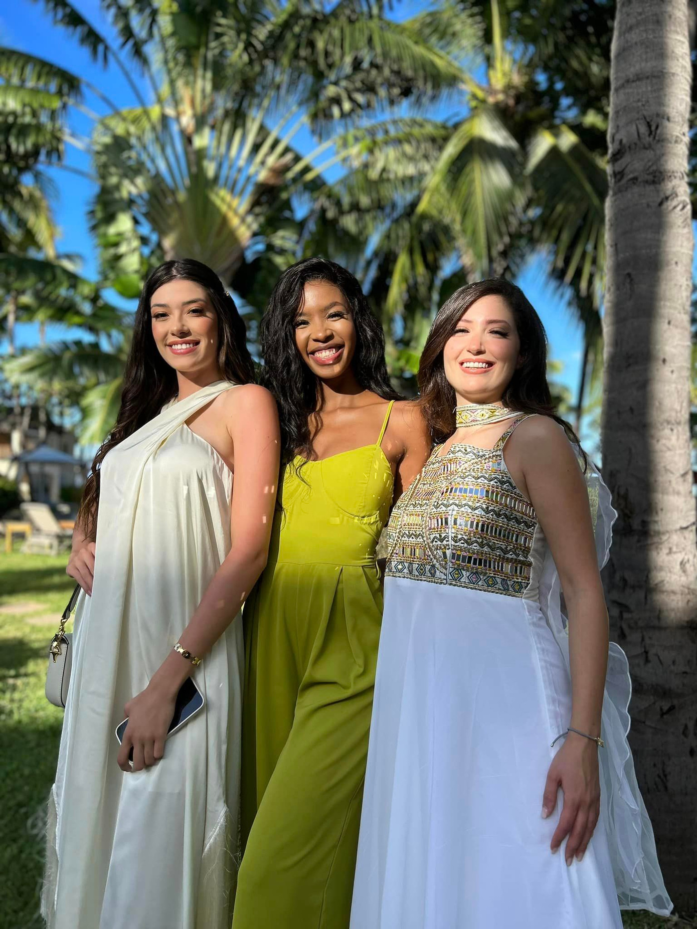 Nhiều người đẹp của cuộc thi cũng tham gia chuyến đi tới Mauritius. Họ tận hưởng khung cảnh hoàng hôn yên bình trên biển và chia sẻ nhiều khoảnh khắc đáng nhớ trên trang cá nhân.