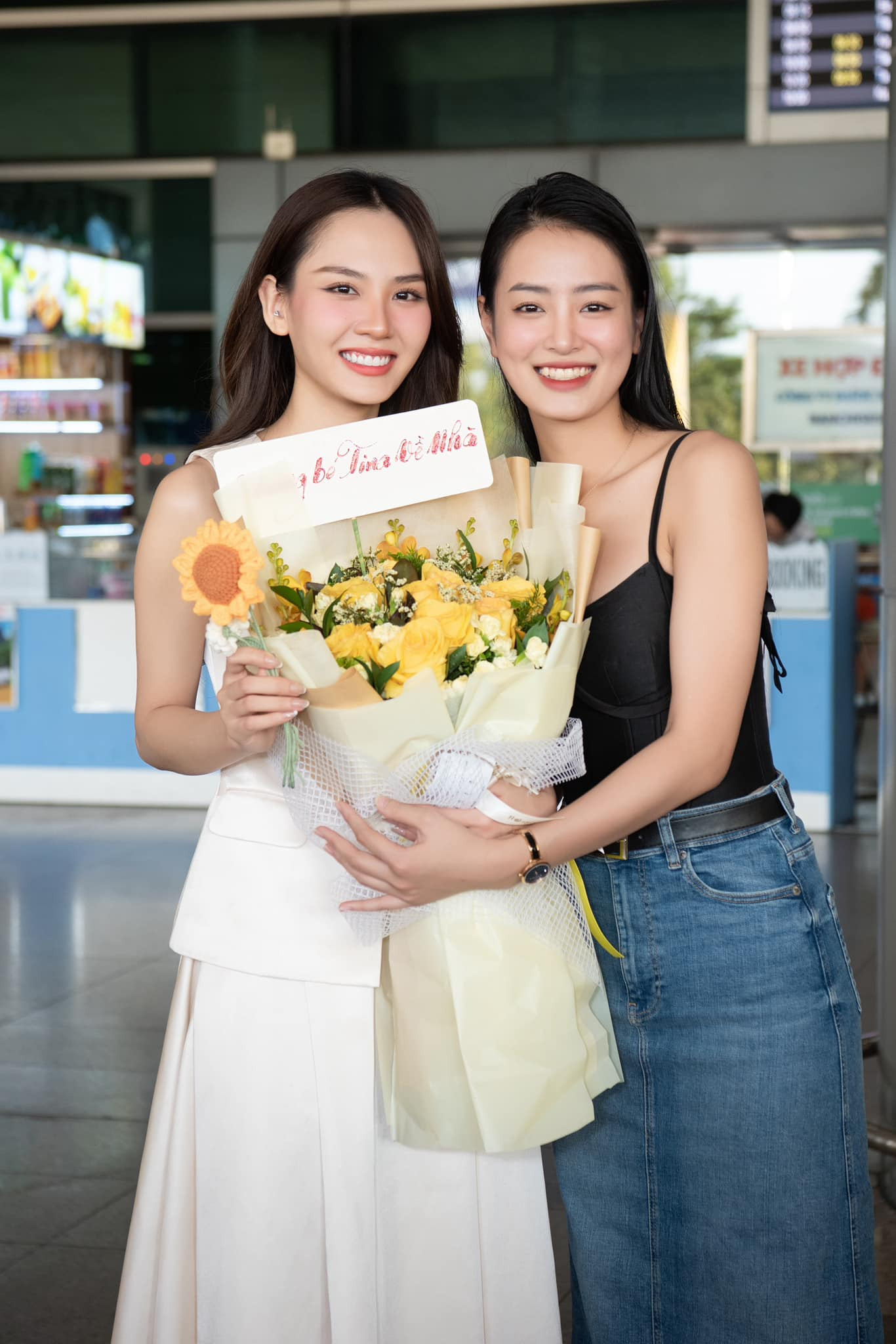 Á hậu Bùi Khánh Linh tặng hoa chúc mừng Mai Phương có hành trình ấn tượng tại Miss World.