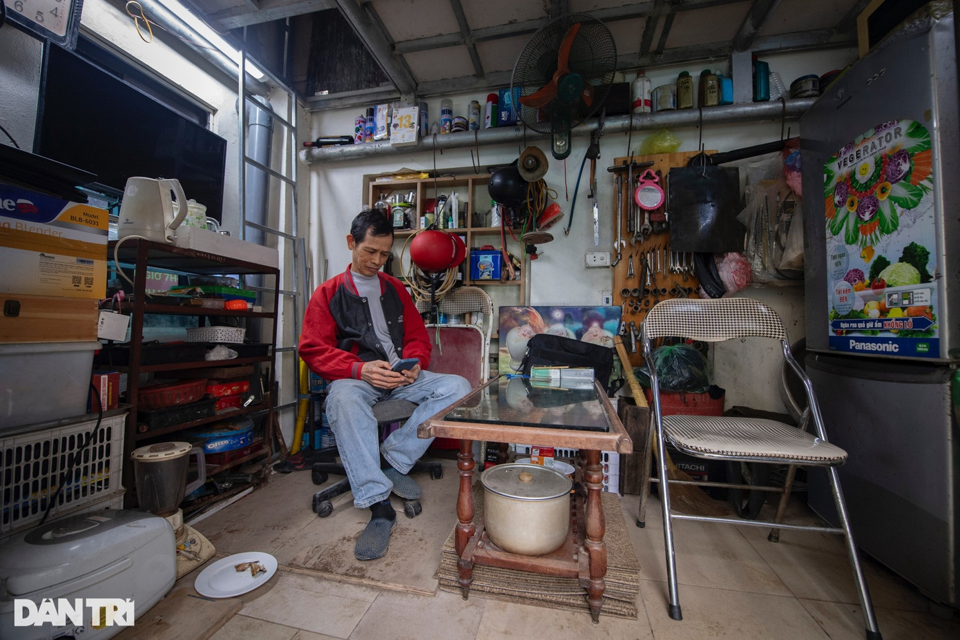 Trong căn phòng rộng khoảng 8m2, ông Kỳ để chật kín đồ đạc như bàn, ghế, bát, đũa, đồ sửa chữa máy móc... Ngồi trầm tư giữa căn nhà siêu mỏng, ông tâm sự sau khi đi bộ đội, năm 1987, ông vào làm việc tại nhà máy cơ khí Nông nghiệp 1 Hà Nội, nay đổi tên thành Công ty cổ phần Năng lượng và bất động sản MCG. Làm việc được một thời gian, ông xin nhà máy cấp nhà ở để ổn định cuộc sống nhưng nhận được thông báo đã hết chỗ. Năm 1991, ông Kỳ được nhà máy cơ khí Nông nghiệp 1 Hà Nội bố trí mảnh đất tại ngõ 102 Trường Chinh để ông sử dụng. Sau đó hai vợ chồng ông dựng căn nhà cấp bốn để sinh sống.