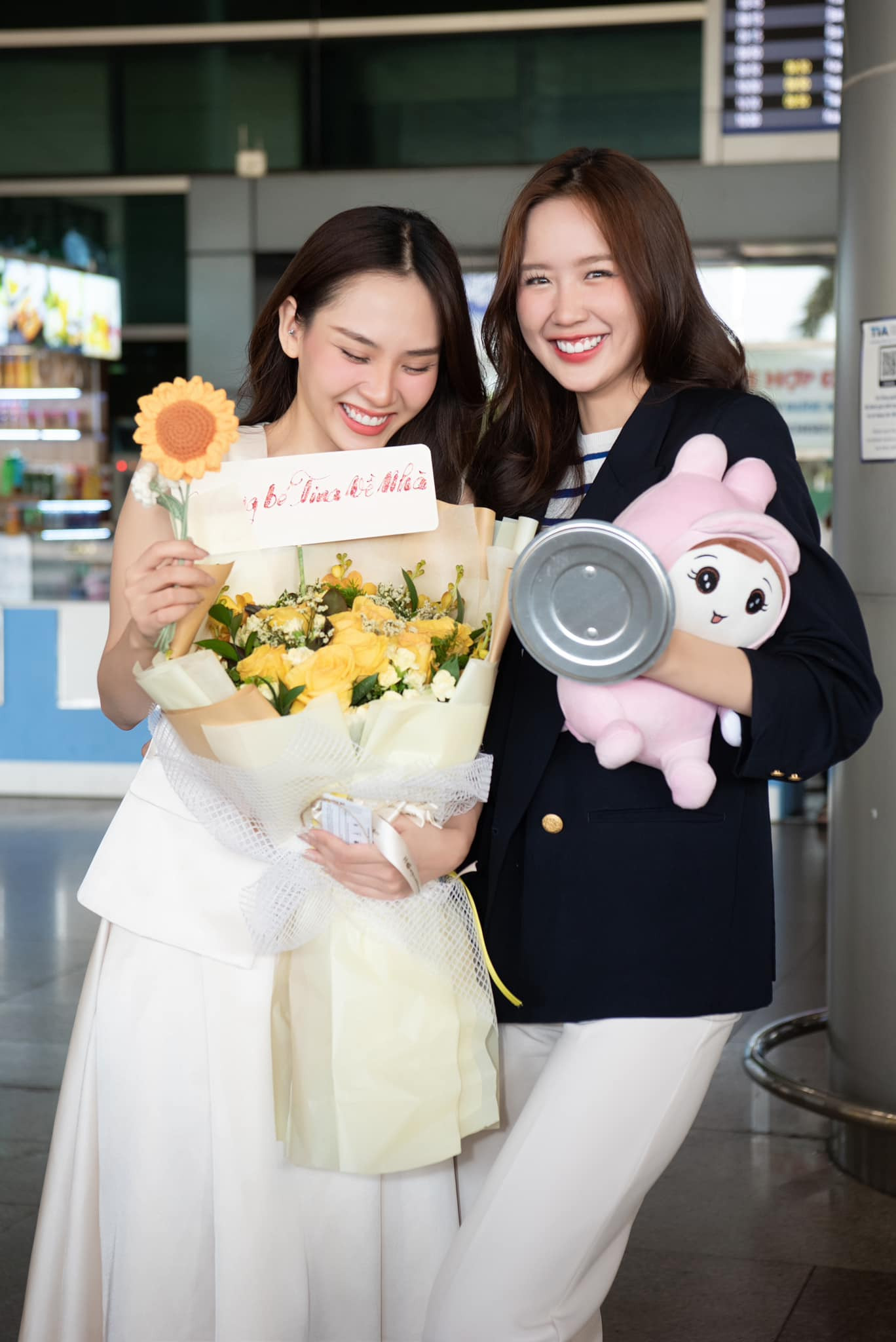 Hoa hậu Bảo Ngọc ra sân bay từ sớm để đón Mai Phương. Trong quá trình Mai Phương dự thi ở Ấn Độ, Bảo Ngọc liên tục đăng tải các bài viết để cổ vũ tinh thần đại diện Việt Nam.