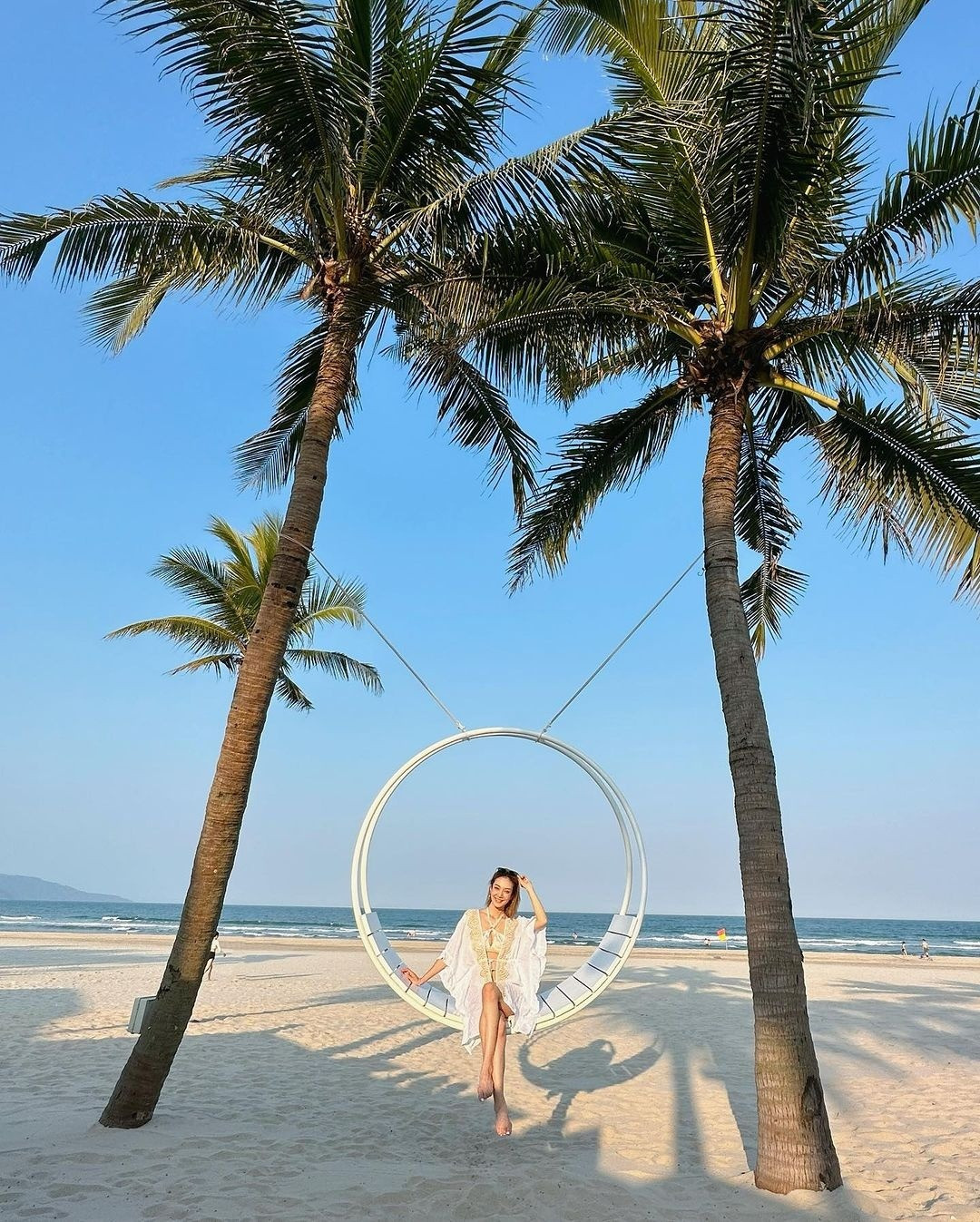 Vương Quân Hinh và chồng trên bãi biển Đà Nẵng. Vương Quân Hinh và chồng trên bãi biển Đà Nẵng.