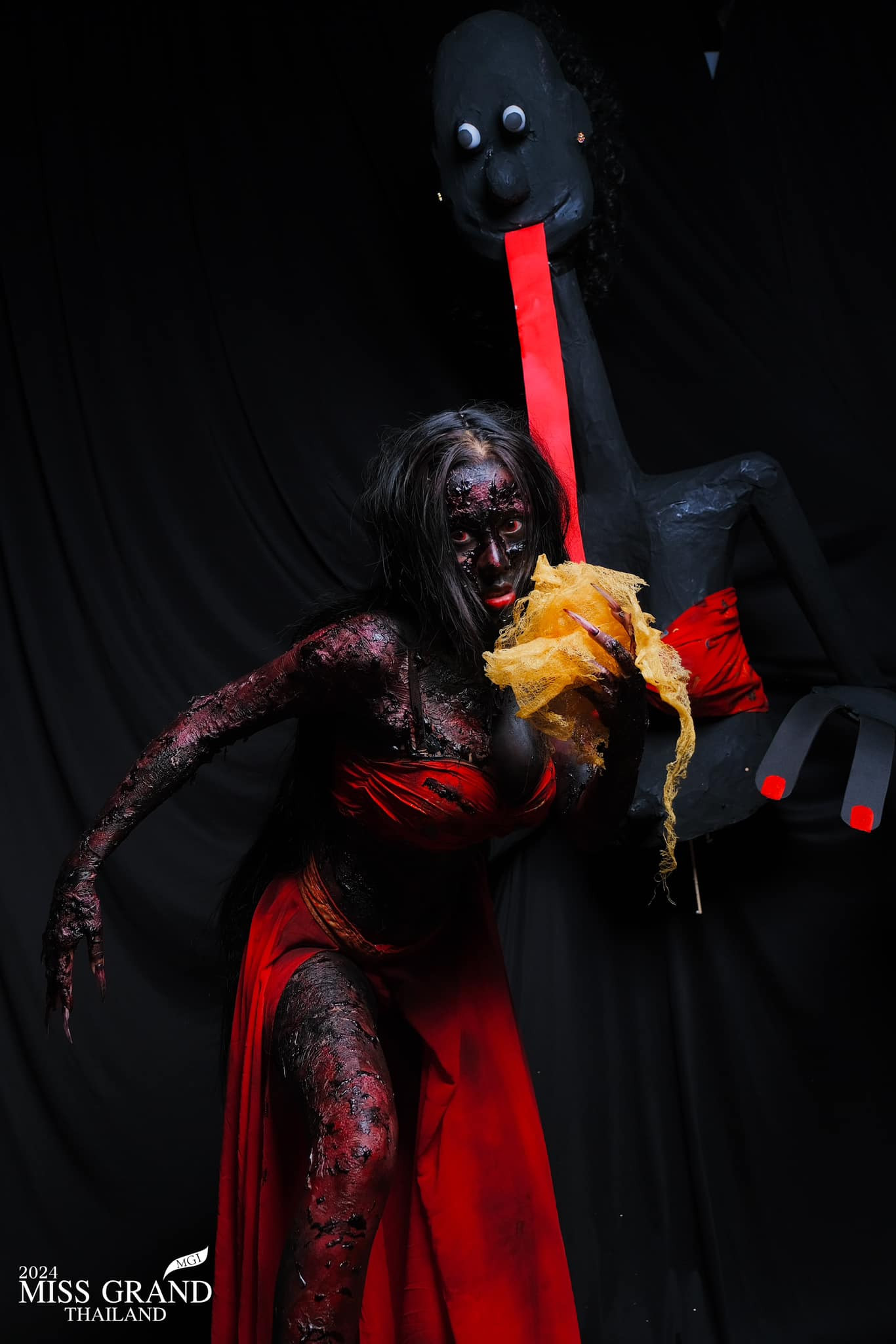 Thiết kế thể hiện sự giao thoa giữa cõi âm và cõi dương được tái hiện bằng những nghi thức ma mị. Người đẹp tỉnh Tak thể hiện hình ảnh ma đói với những biểu cảm, động tác khiến người chứng kiến cảm thấy rùng rợn.