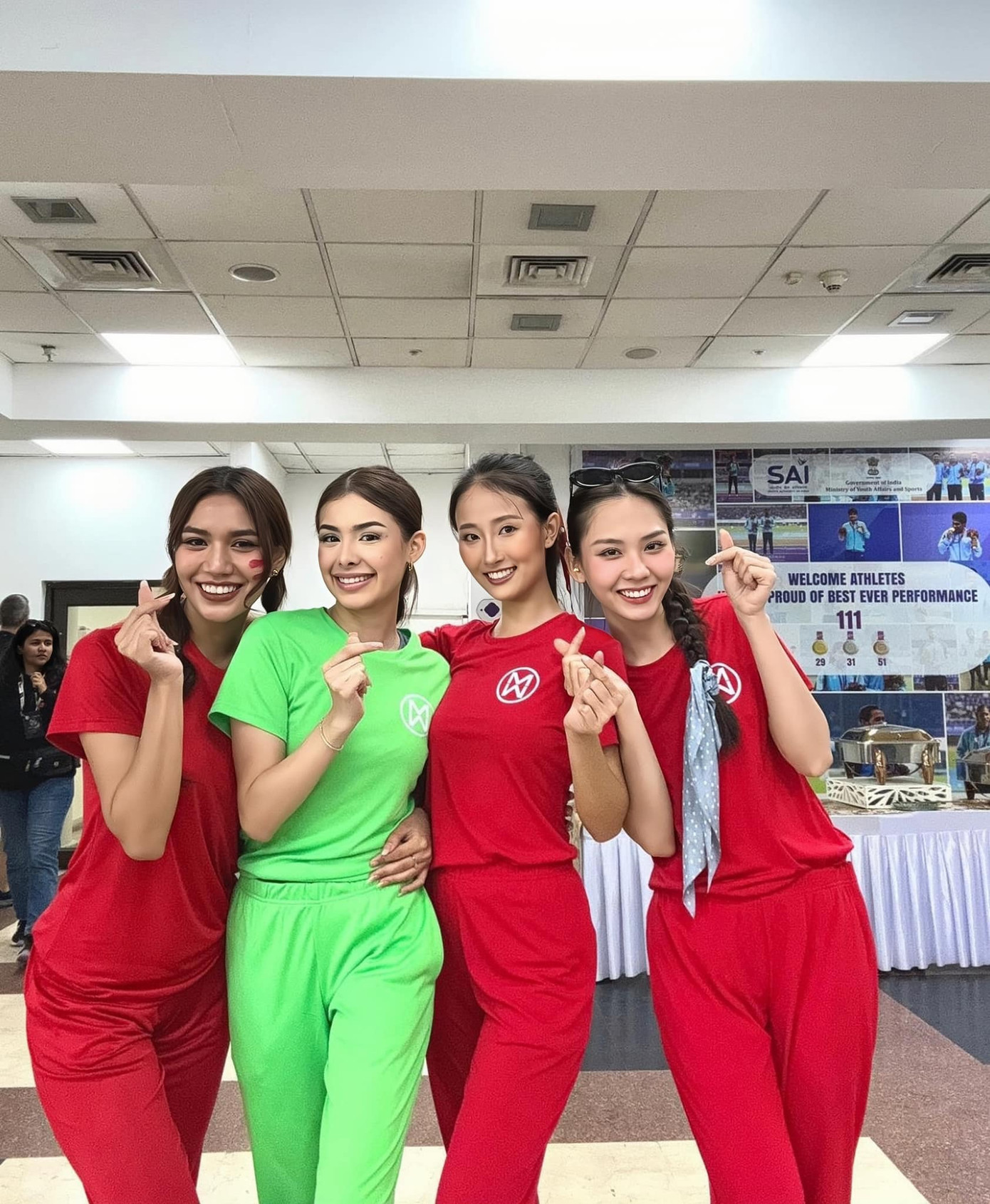 Đúng với tin thần người trẻ tự hào về quê hương, Mai Phương đã mang những nét văn hóa đặc trưng của đất nước để giới thiệu với bạn bè quốc tế. Những món ăn, bữa cơm đậm chất Việt, những điệu nhảy... được cô giới thiệu với bạn bè thế giới thông qua nền tảng mạng xã hội của mình.