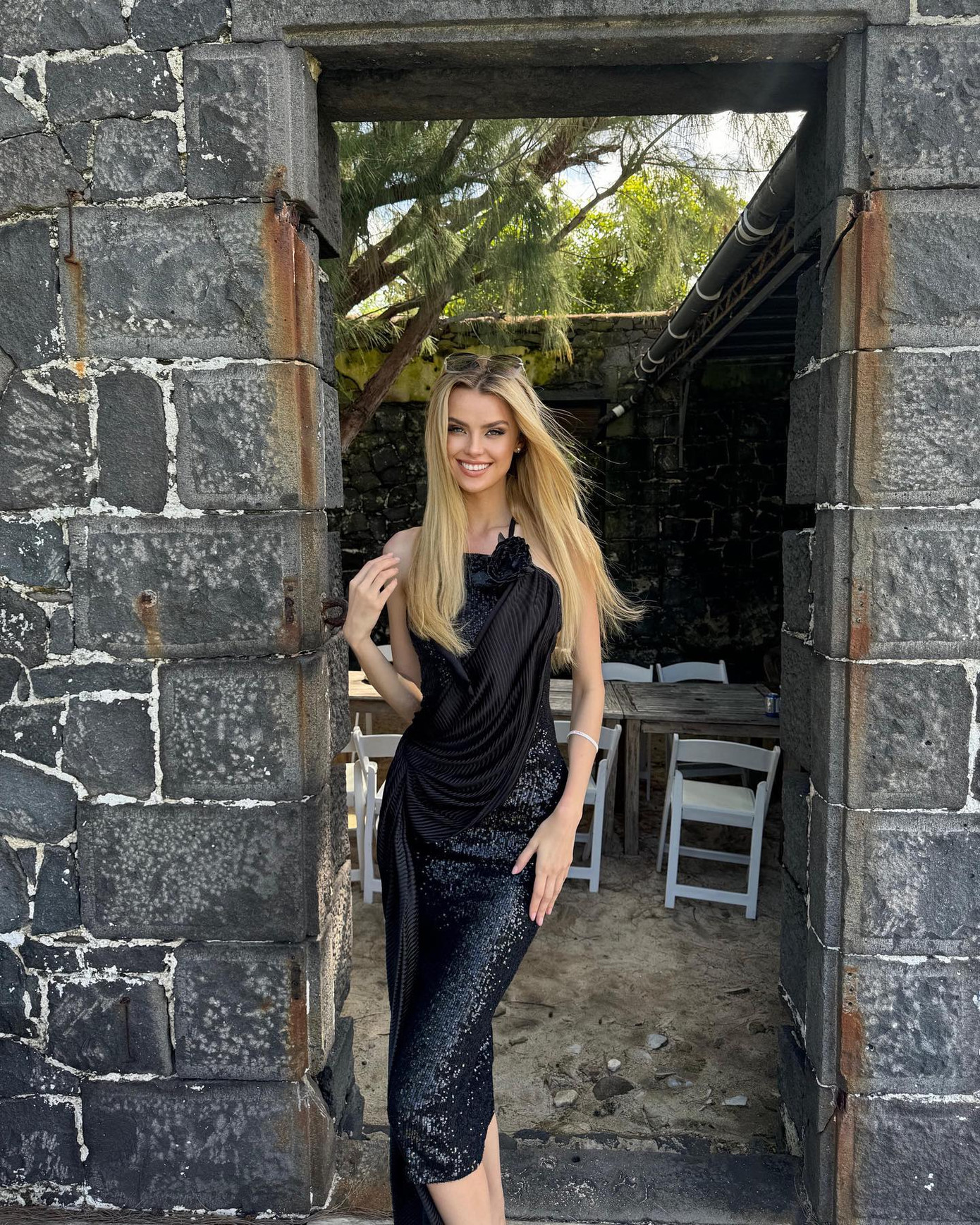 Trong chuyến đi, Krystyna Pyszková và các người đẹp được tới thăm những địa điểm du lịch nổi tiếng ở Mauritius. Người đẹp thay bộ váy đen sequin ôm sát khi đi thăm đảo bằng trực thăng.