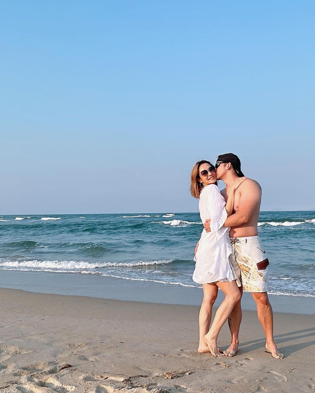 Vương Quân Hinh và chồng trên bãi biển Đà Nẵng. Vương Quân Hinh và chồng trên bãi biển Đà Nẵng.