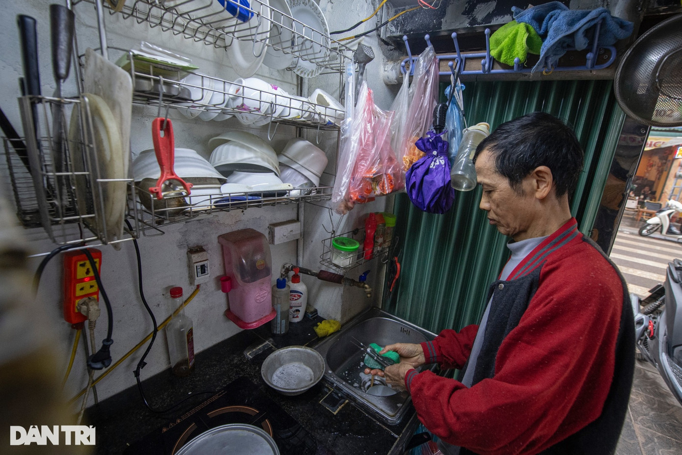 "Năm 1999, vợ tôi không may qua đời trong một vụ tai nạn. Kể từ đó, tôi một mình nuôi hai con ăn học. Cuộc sống của ba bố con gặp nhiều khó khăn, tôi chỉ biết cố gắng làm ra tiền để lo cho các con, không nghĩ gì đến các thủ tục pháp lý cho thửa đất mà mình sử dụng. Sau đó, chính quyền thông báo đất nằm trong quy hoạch mở rộng ngõ 102 Trường Chinh và nằm trong một phần diện tích của tòa chung cư nên tôi rất bất ngờ", ông Kỳ chia sẻ.