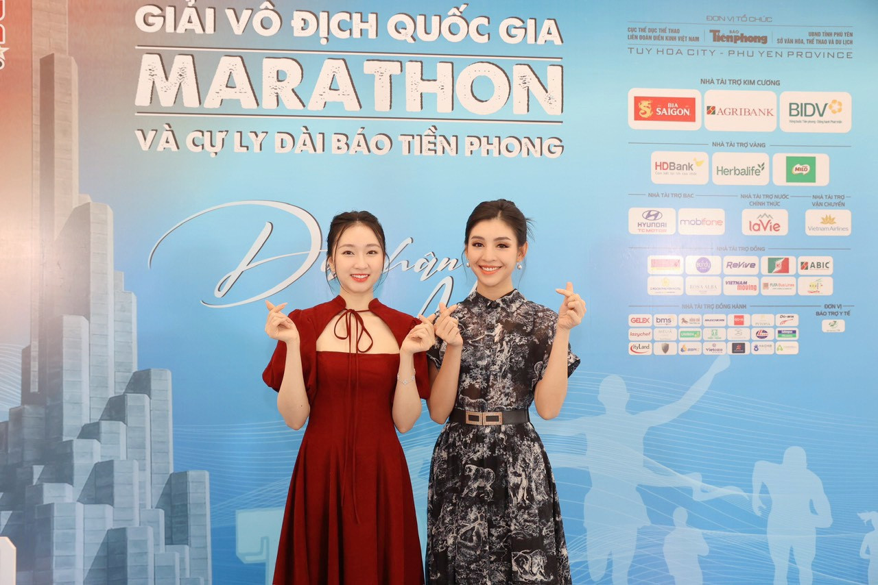 Miss Golf Vietnam 2022 Lê Thanh Tú và người đẹp Kim Trà My hội ngộ trên thảm đỏ.