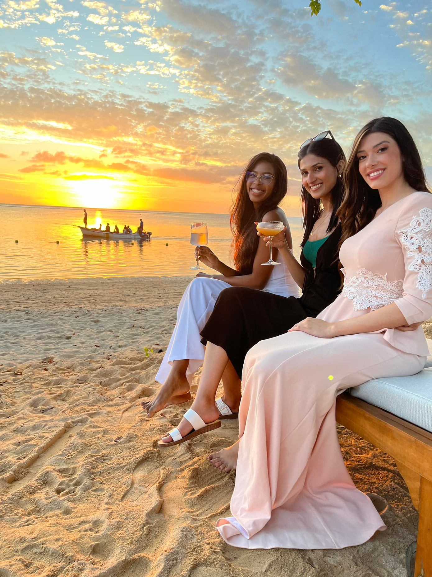 Nhiều người đẹp của cuộc thi cũng tham gia chuyến đi tới Mauritius. Họ tận hưởng khung cảnh hoàng hôn yên bình trên biển và chia sẻ nhiều khoảnh khắc đáng nhớ trên trang cá nhân.