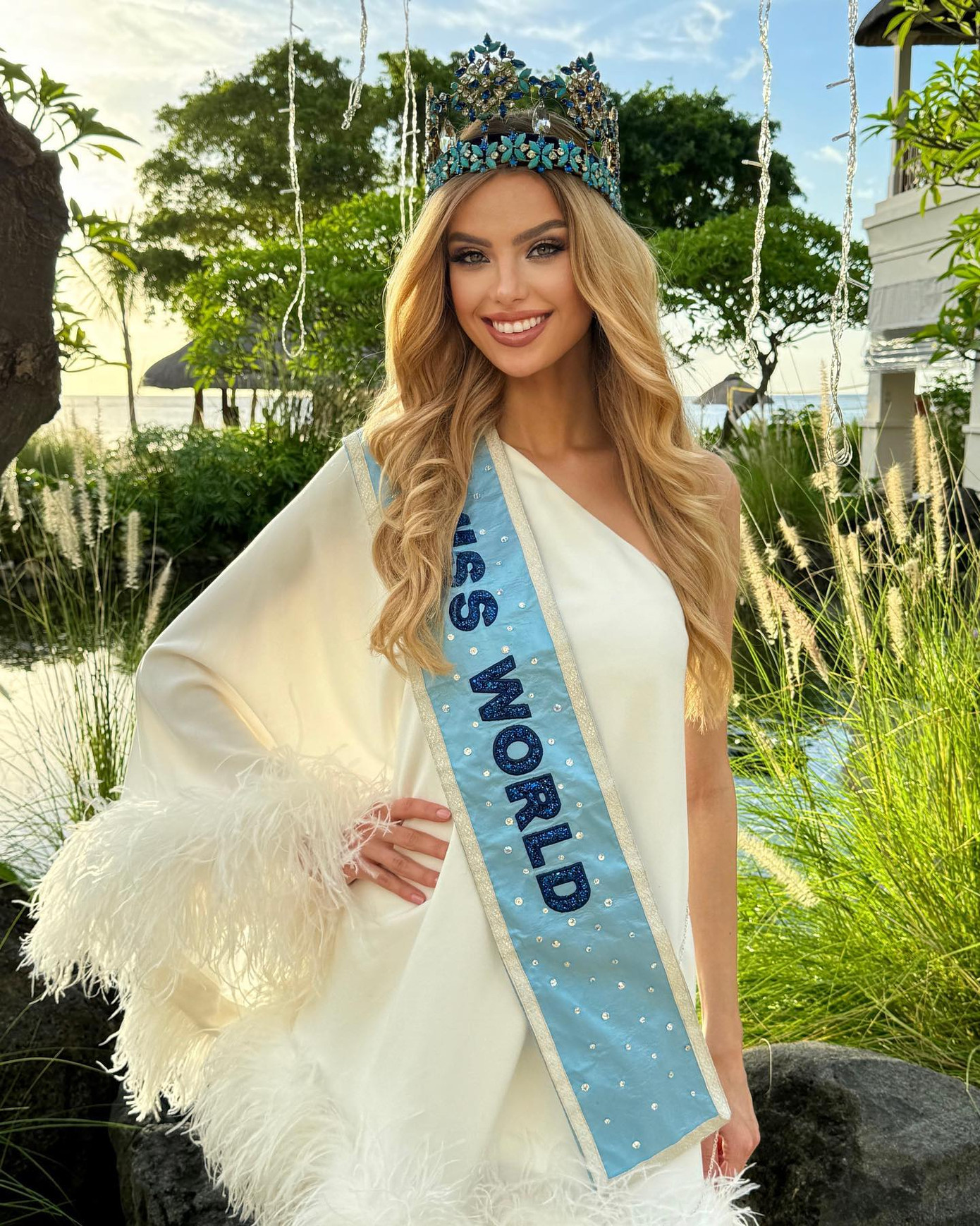 Sau khi đăng quang, Hoa hậu Thế giới 2024 Krystyna Pyszková và các người đẹp của cuộc thi đã có chuyến nghỉ dưỡng tại Mauritius. Người đẹp Cộng hòa Czech gây chú ý khi diện bộ váy trắng đính lông vũ yêu kiều, thanh lịch. Cô là người đẹp thứ hai đến từ Cộng hoà Czech giành được chiếc vương miện xanh.