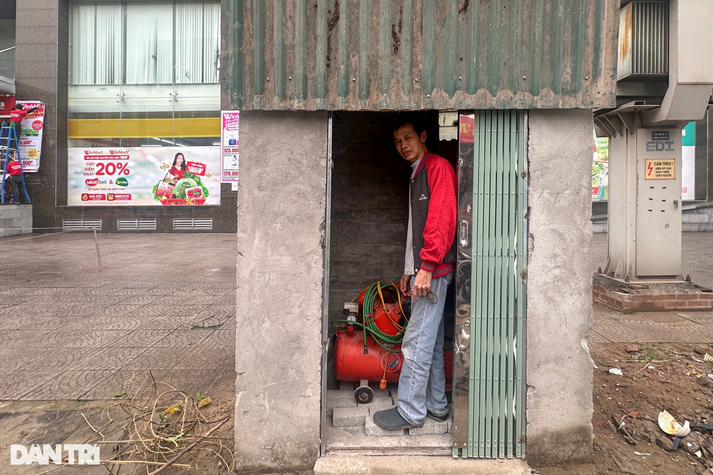 Cách căn nhà hiện tại khoảng 5m, ông Kỳ còn đang sử dụng một căn siêu mỏng khác chưa tới 2m2. Ông cho biết, ban đầu định sửa chữa nơi này thành nhà vệ sinh nhưng sau đó chuyển thành nơi để đồ vì diện tích quá nhỏ. "Nhà kho này trước đây là công trình vệ sinh, nằm tách biệt với nhà ở. Sau khi bị thu hồi trở thành 2 căn siêu mỏng", ông Kỳ lý giải và bày tỏ bức xúc trước việc ngoài diện tích đất hơn 50m2 bị thu hồi để mở rộng đường thì diện tích còn lại đang thuộc sở hữu của chủ chung cư. Ông Kỳ bày tỏ mong muốn chủ đầu tư tòa chung cư và chính quyền địa phương cần có phương án bồi thường thích hợp đối với gia đình ông để sớm ổn định cuộc sống. "Giờ tôi tuổi đã cao, kinh tế khó khăn mà chỉ được hỗ trợ hơn 68 triệu đồng là quá bất công, thiệt thòi", ông Kỳ bày tỏ.