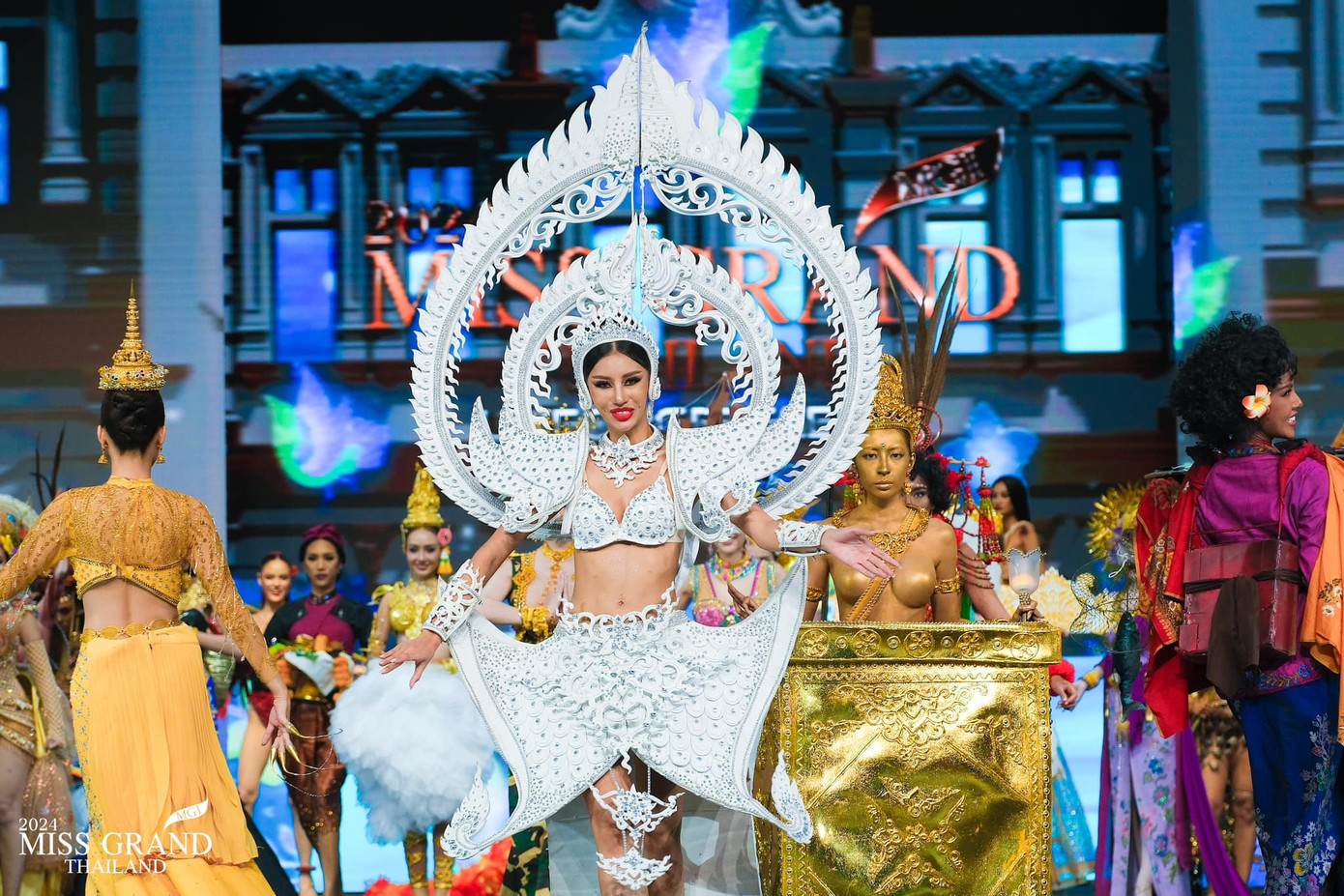 Nhờ những phần thi hấp dẫn như trang phục dân tộc, Hoa hậu Hòa bình Thái Lan 2024 đang là cuộc thi nhan sắc nhận được sự chú ý của khán giả xứ sở chùa vàng. Cuộc thi được tổ chức với nhiều vòng thi hoành tráng, hấp dẫn, nhận được sự chú ý của báo chí và truyền thông.