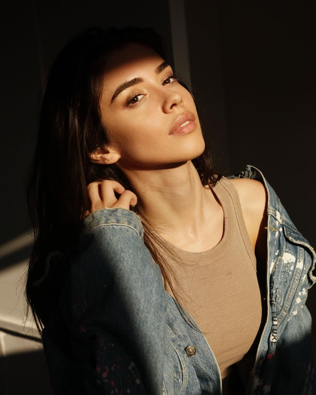 Nursena hiện thiết kế các khu vực vui chơi và giáo dục cho trẻ em mắc bệnh ung thư để hỗ trợ Hiệp hội Chiến binh ung thư và cô cũng đang là kiến trúc sư thiết kế nhà ở xã hội cho những nạn nhân của trận động đất gần đây ở Thổ Nhĩ Kỳ. ''Tôi khao khát truyền cảm hứng cho người khác và trở thành chất xúc tác cho sự thay đổi", người đẹp nói.