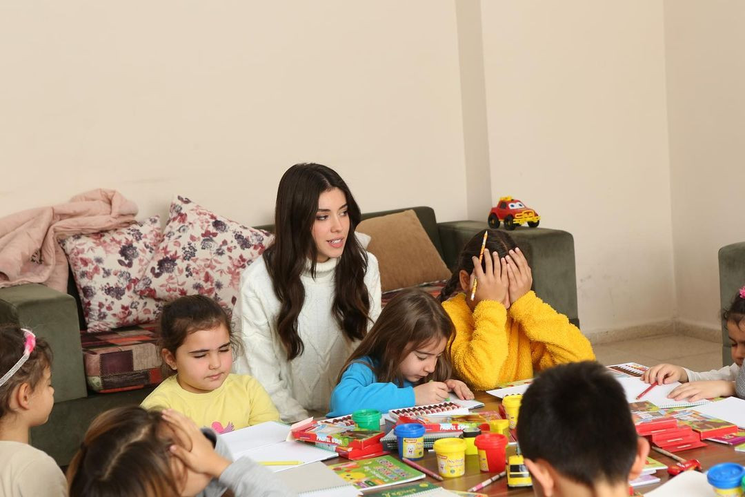 Không chỉ xinh đẹp, Nursena Say còn là người đẹp chăm chỉ hoạt động từ thiện.