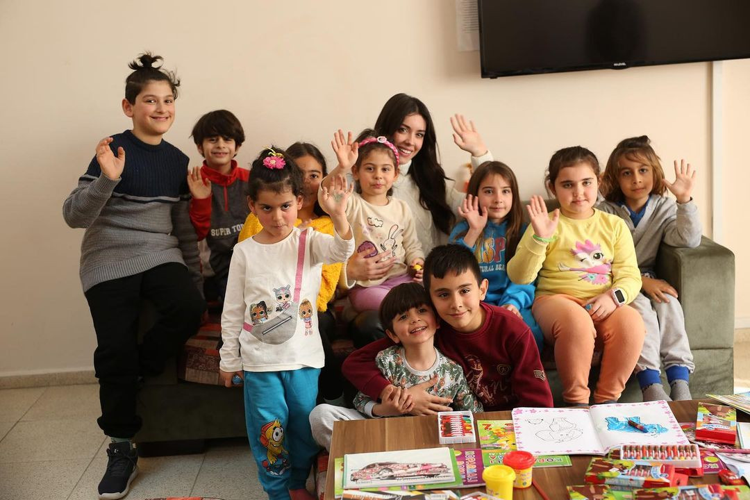 Không chỉ xinh đẹp, Nursena Say còn là người đẹp chăm chỉ hoạt động từ thiện.