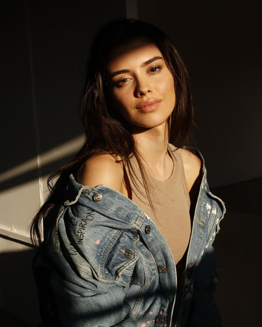 Nursena hiện thiết kế các khu vực vui chơi và giáo dục cho trẻ em mắc bệnh ung thư để hỗ trợ Hiệp hội Chiến binh ung thư và cô cũng đang là kiến trúc sư thiết kế nhà ở xã hội cho những nạn nhân của trận động đất gần đây ở Thổ Nhĩ Kỳ. ''Tôi khao khát truyền cảm hứng cho người khác và trở thành chất xúc tác cho sự thay đổi", người đẹp nói.