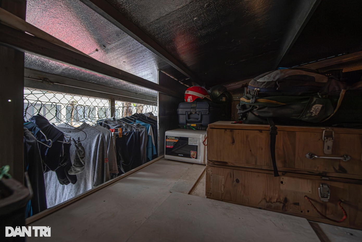 Bên trong căn nhà siêu mỏng có gác lửng cơi nới thành kho để đồ và phơi quần áo. "Tôi là bộ đội chuyển ngành, kỹ sư cơ khí thuộc nhà máy cơ khí Nông nghiệp 1 Hà Nội. Năm 1991, trong khi tôi hoàn cảnh khó khăn, chưa có chỗ ăn ở, nhà máy lại chưa có nhà để cấp nên đã cho tôi được xây dựng nhà 16m2 trên phần đất cũ của nhà máy. Sau khi được cho xây dựng, tôi xây nhà 16m2 trong khuôn viên đất xung quanh có tổng diện tích 63,3m2 và gia đình đã sử dụng ổn định, liên tục với mục đích để ở. Theo quy định của pháp luật, gia đình tôi đã đủ điều kiện để được cấp giấy chứng nhận quyền sử dụng đất, quyền sở hữu nhà ở và tài sản khác gắn liền với đất đối với toàn bộ diện tích đất 63,3m2 và nhà ở trên đất", ông Kỳ nói.