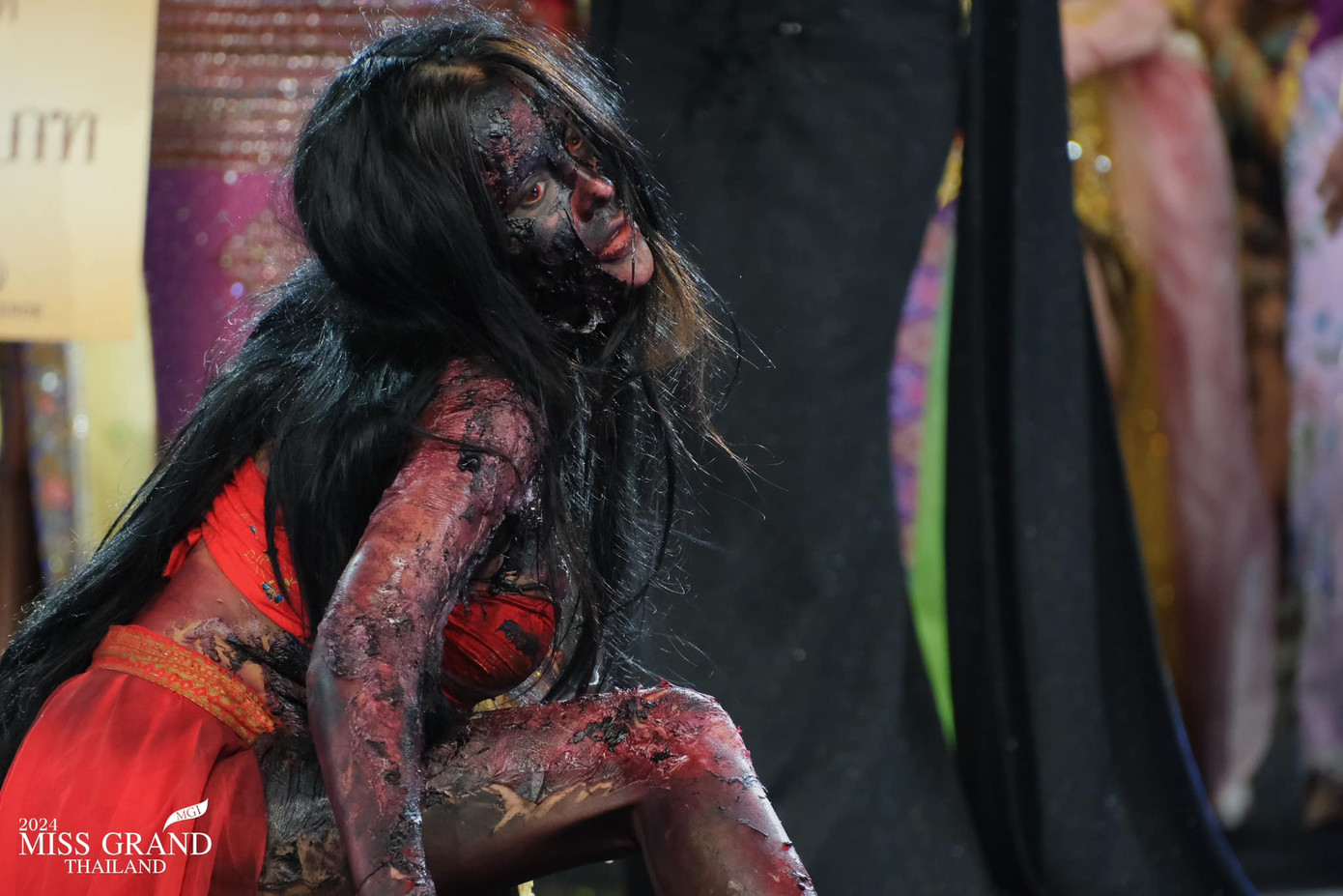 Việc trang phục này được trao giải nhất gây nhiều ý kiến tranh cãi trên các diễn đàn sắc đẹp. Nhiều người ngạc nhiên về ý tưởng táo bạo của thiết kế, tuy nhiên yếu tố rùng rợn được cho là không phù hợp với một cuộc thi nhan sắc.